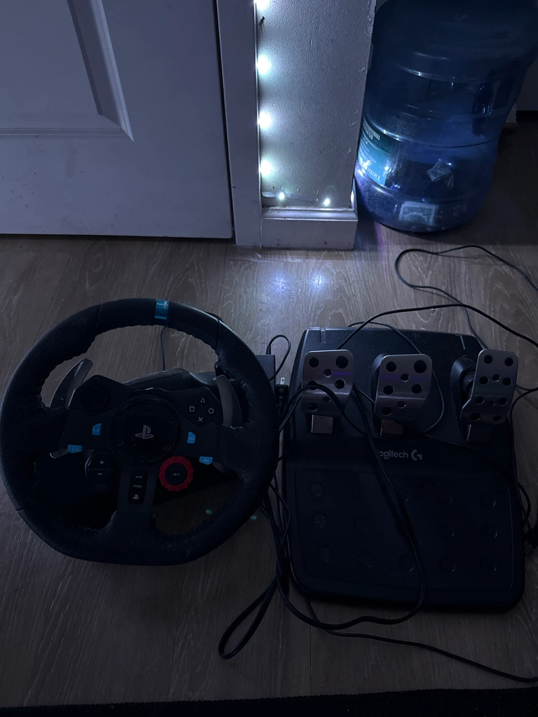 Logitech G29 Driving Force Racing Wheel and Pedals for PS4/PS5 - photo 2