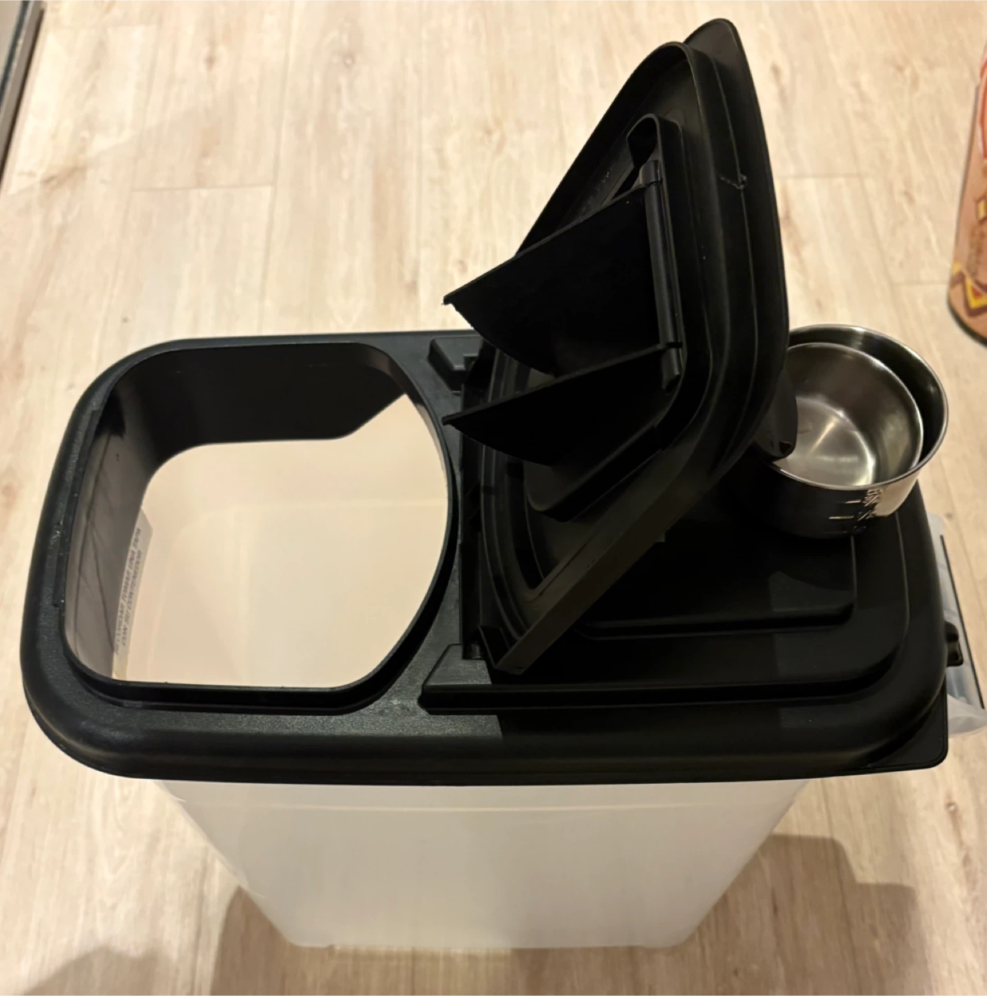 Pet Food Storage Bin with Scoop