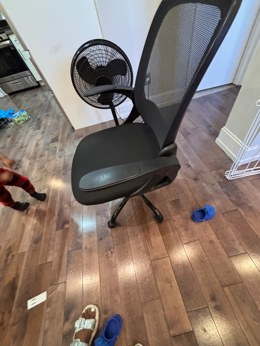 Black Mesh Office Chair - photo 2