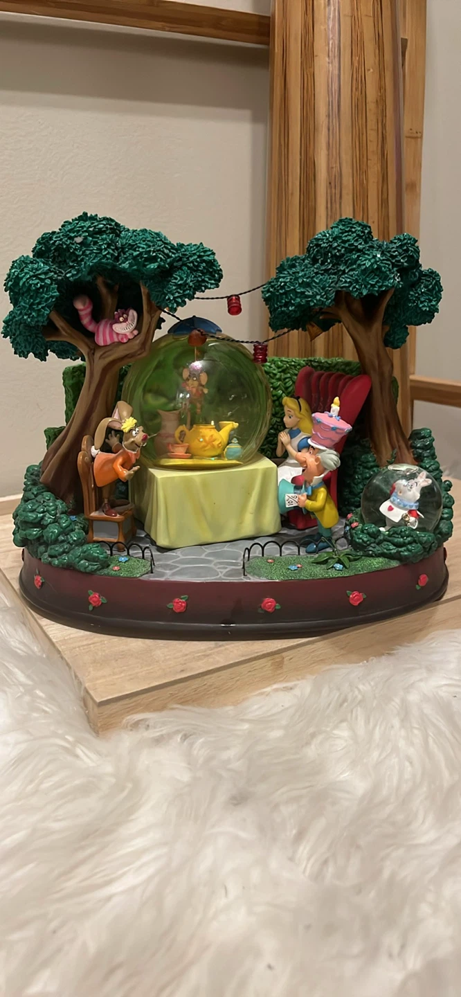 Disney Retired Alice in Wonderland Musical Snow Globe