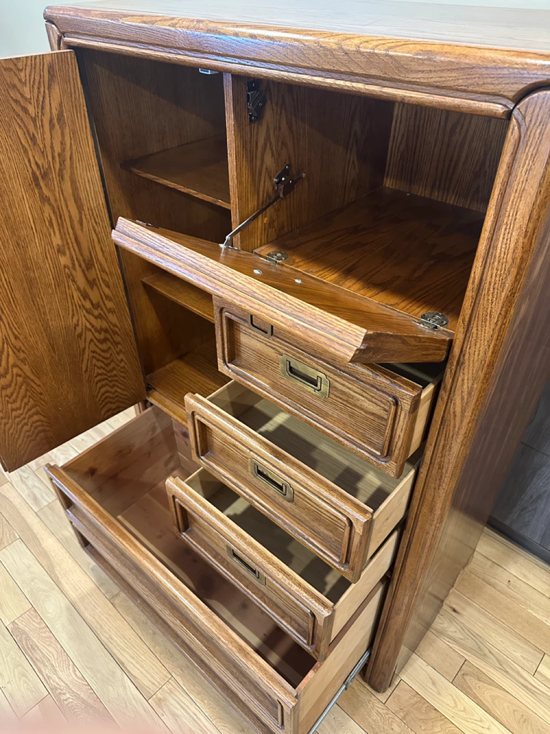 Vintage Oak Veneer Wardrobe Dresser (CAN DELIVER) - photo 4