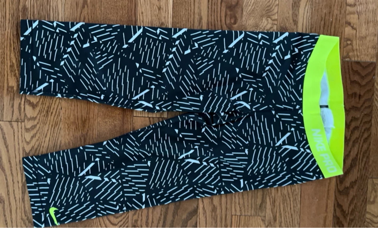 Nike Pro Dri-FIT Capris Black/White/Volt Size M