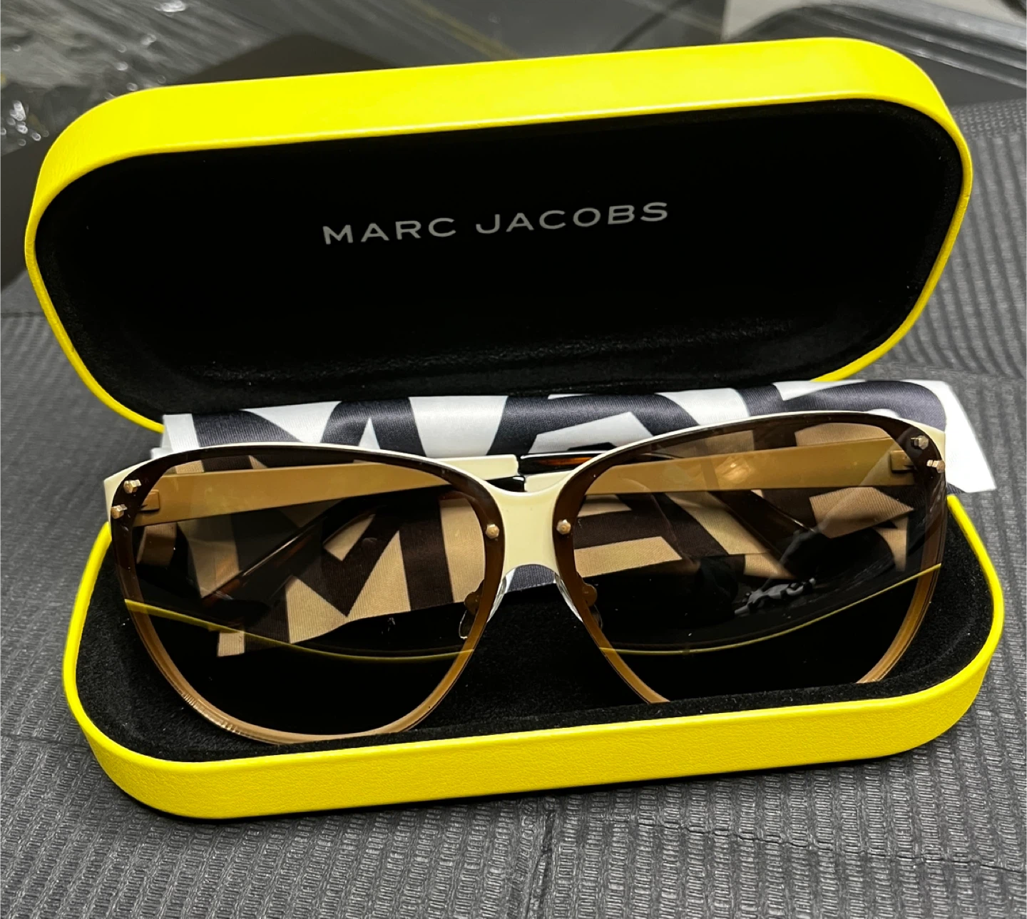 Marc Jacobs Women's Sunglasses with Case - photo 3