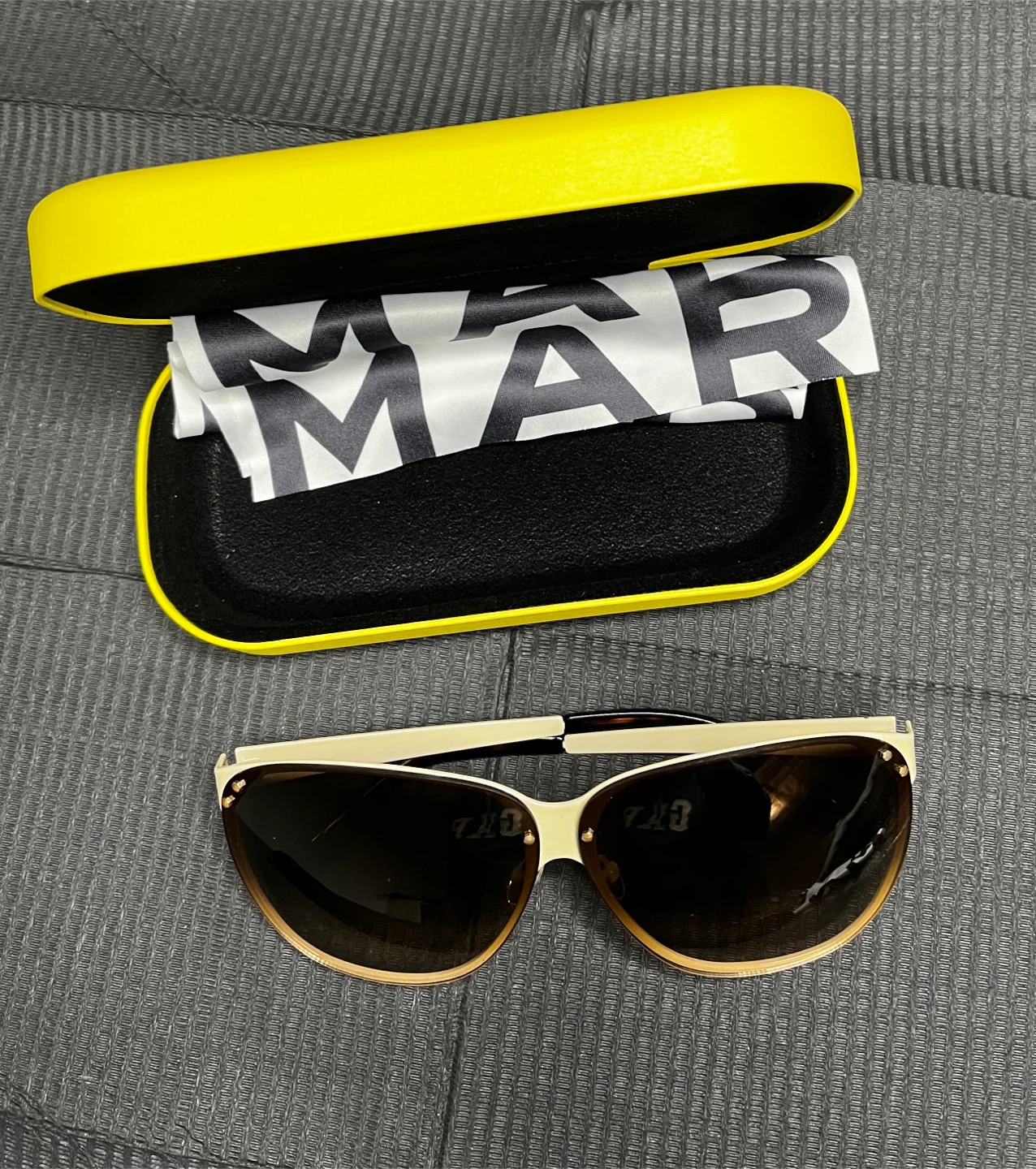 Marc Jacobs Women's Sunglasses with Case - photo 4