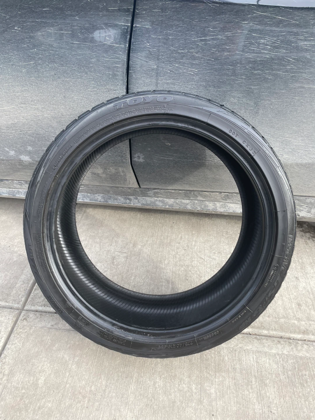 TOYO 225/40R19 Tire