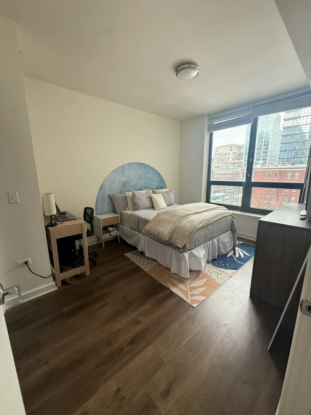 River North - Lux 2 Bed / 2 Bath Massive Private Yard Amenities - photo 5