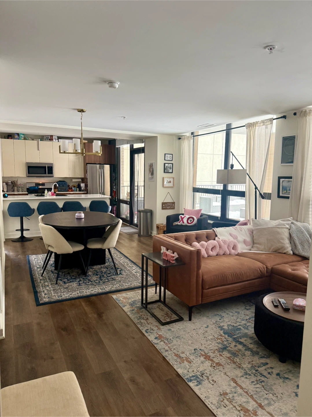 River North - Lux 2 Bed / 2 Bath Massive Private Yard Amenities