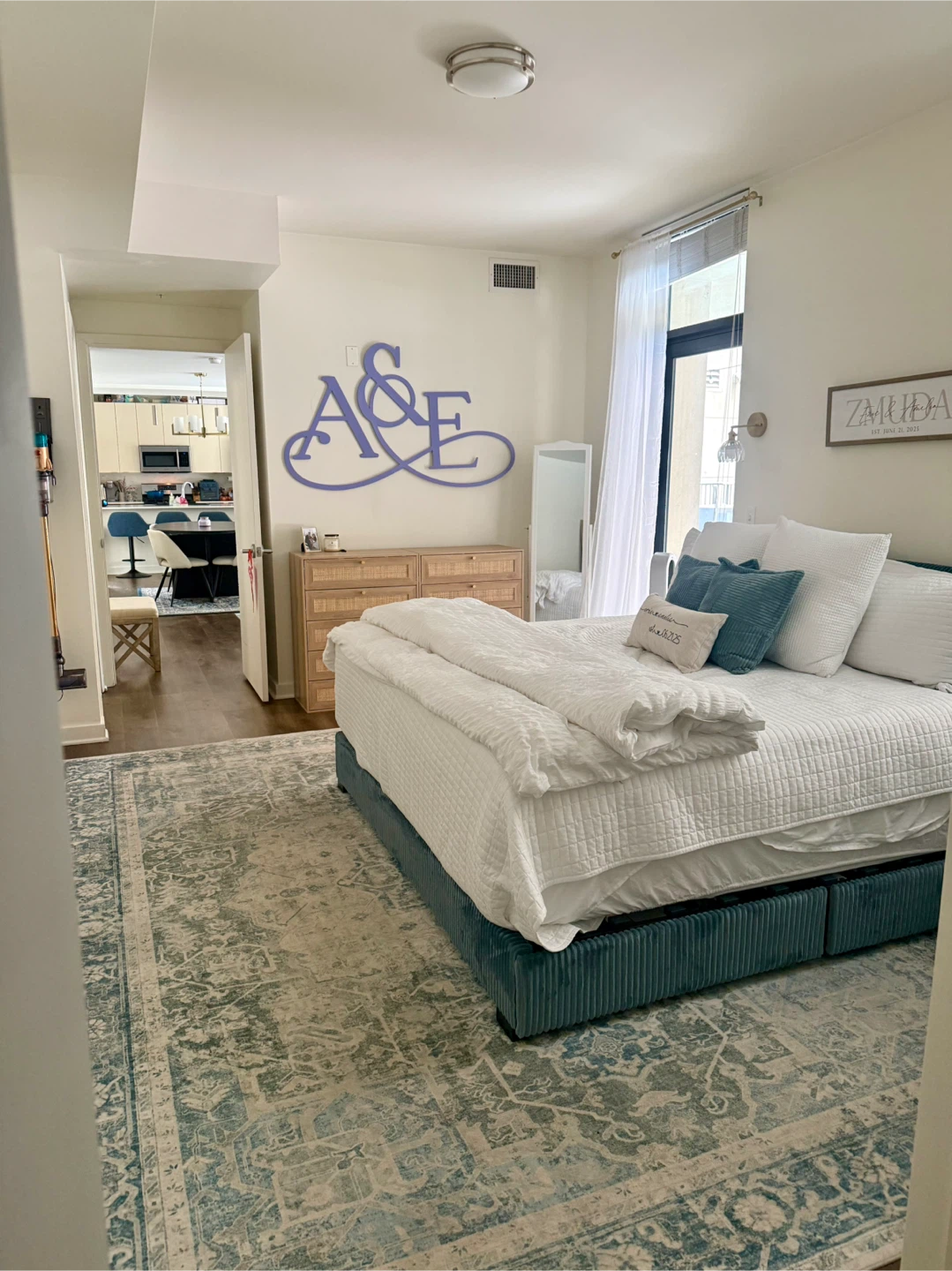 River North - Lux 2 Bed / 2 Bath Massive Private Yard Amenities - photo 2