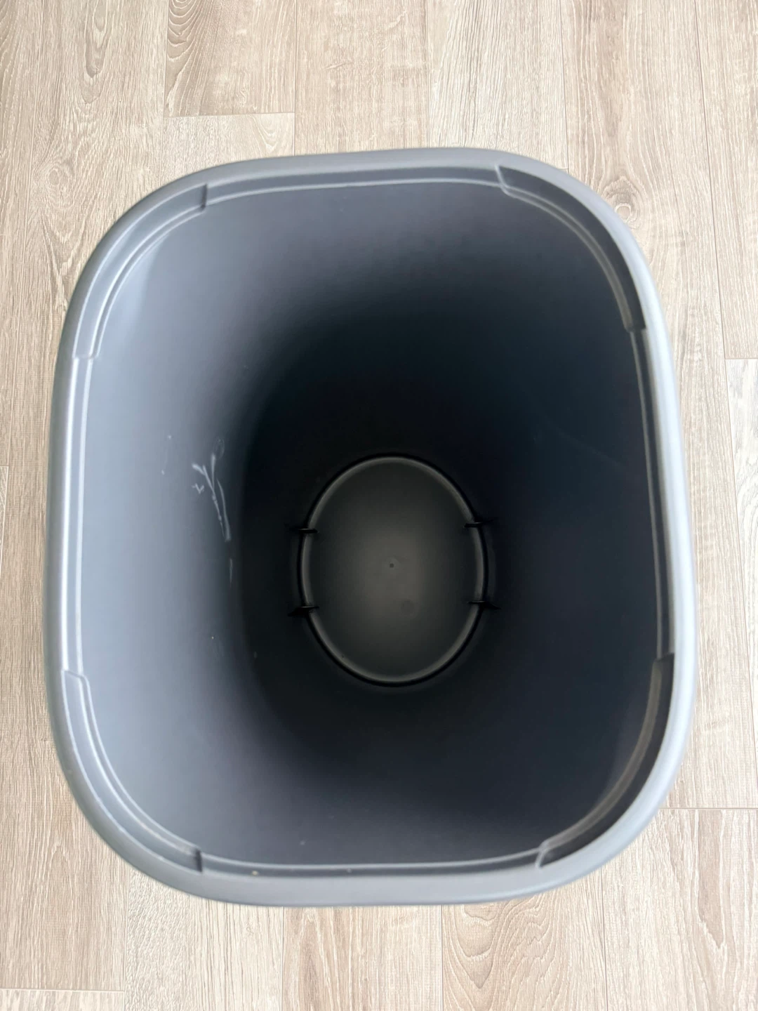 Free Wastebasket - photo 2
