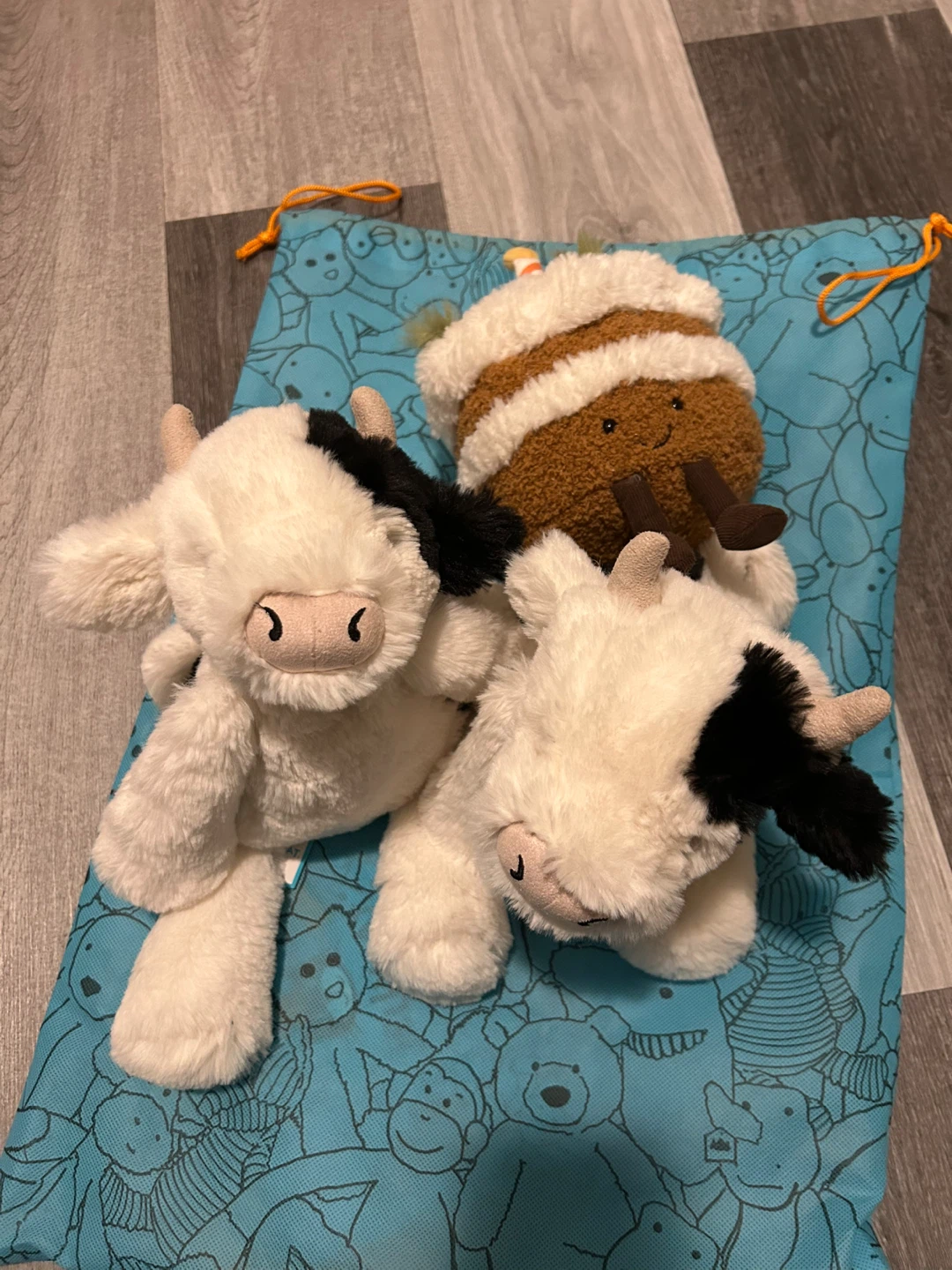 Jellycat "Amuseables" Plush Cow And Carrot Cake