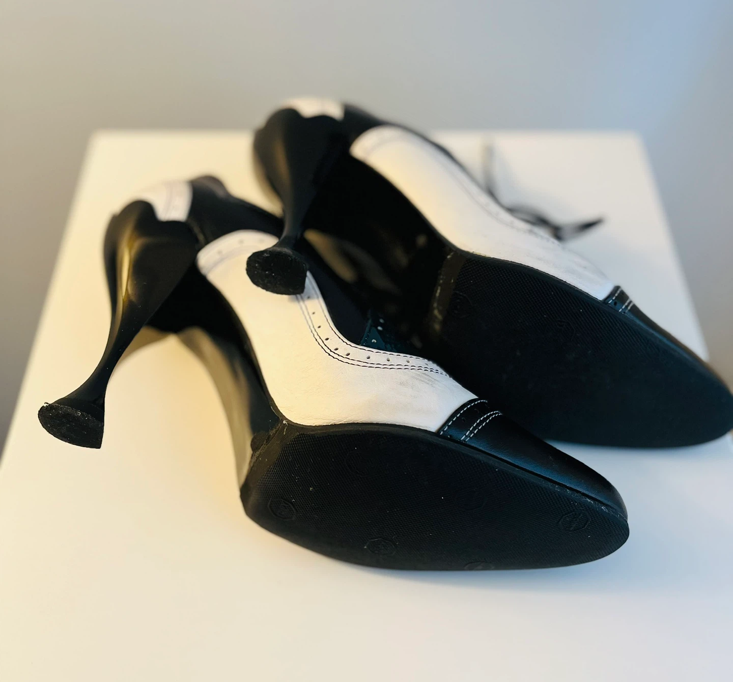 John Fluevog Vintage Black & White Wingtip Heels Size 8 - photo 4