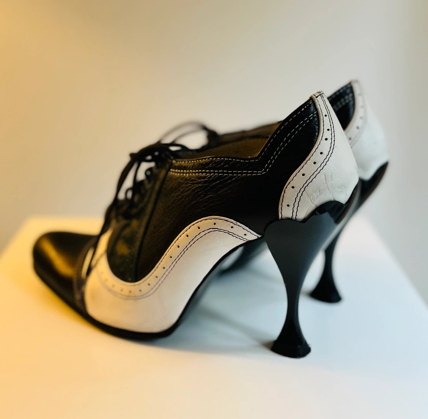 John Fluevog Vintage Black & White Wingtip Heels Size 8 - photo 3