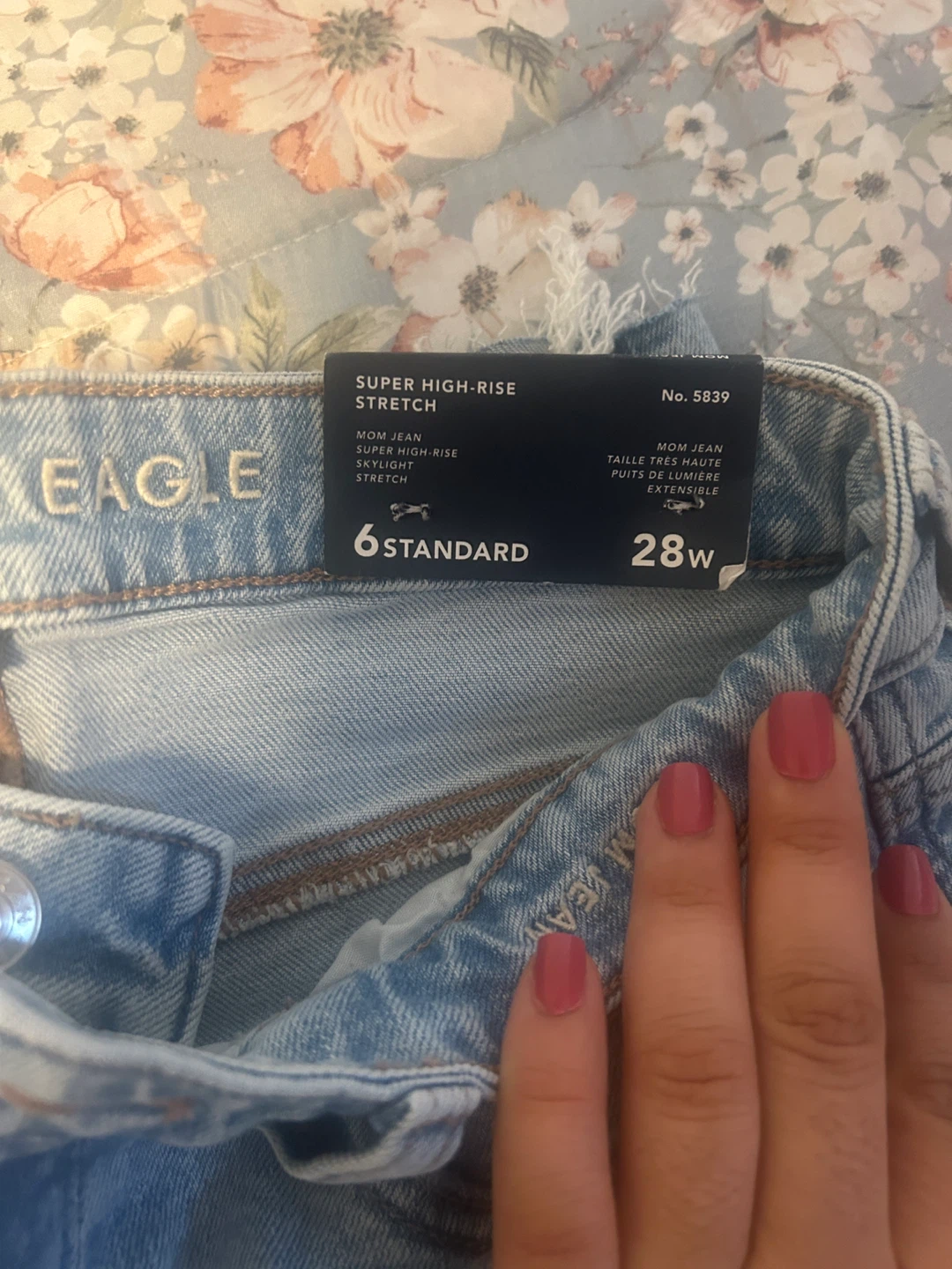 AE Eagle Mom Jeans Super High-Rise Stretch Size 6 (28W)