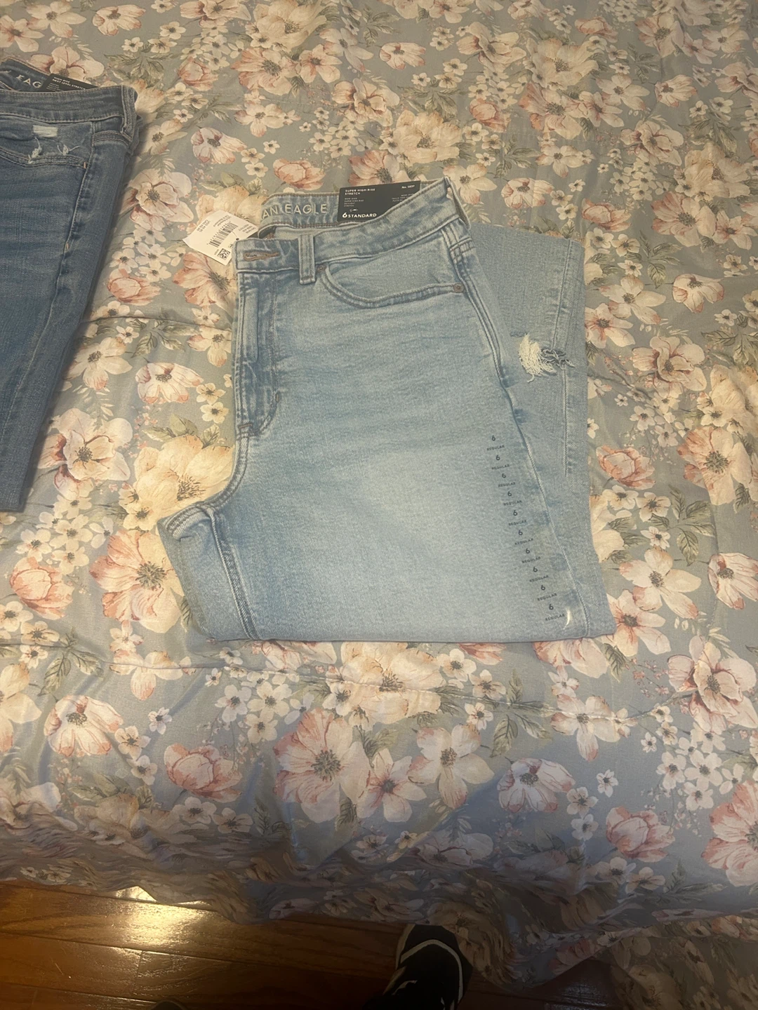 AE Eagle Mom Jeans Super High-Rise Stretch Size 6 (28W) - photo 3