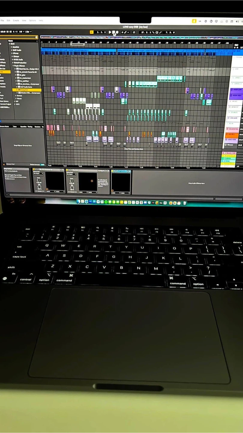 Apple MacBook Pro 16-inch - photo 2