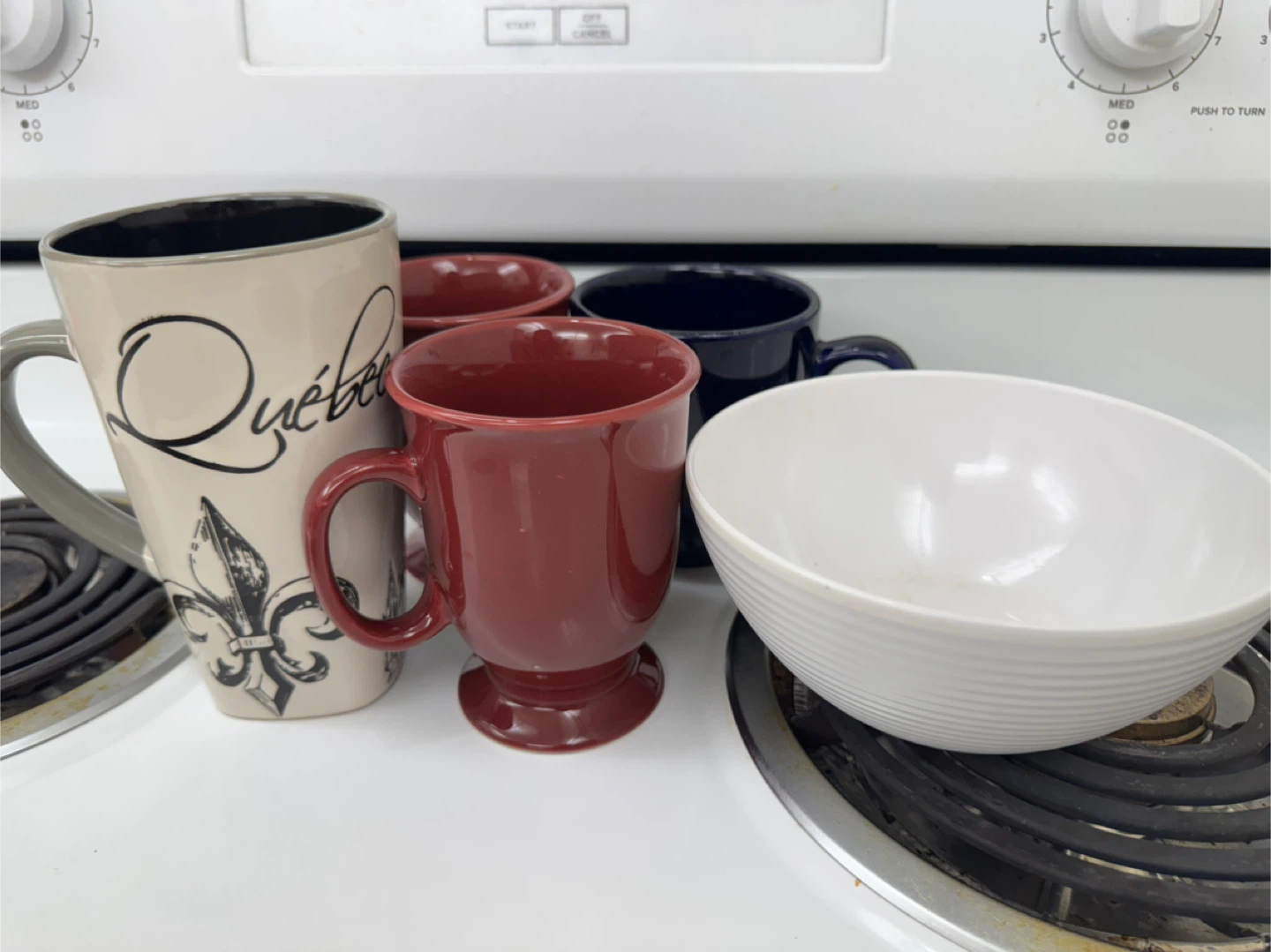 Québec Mug and White Bowl