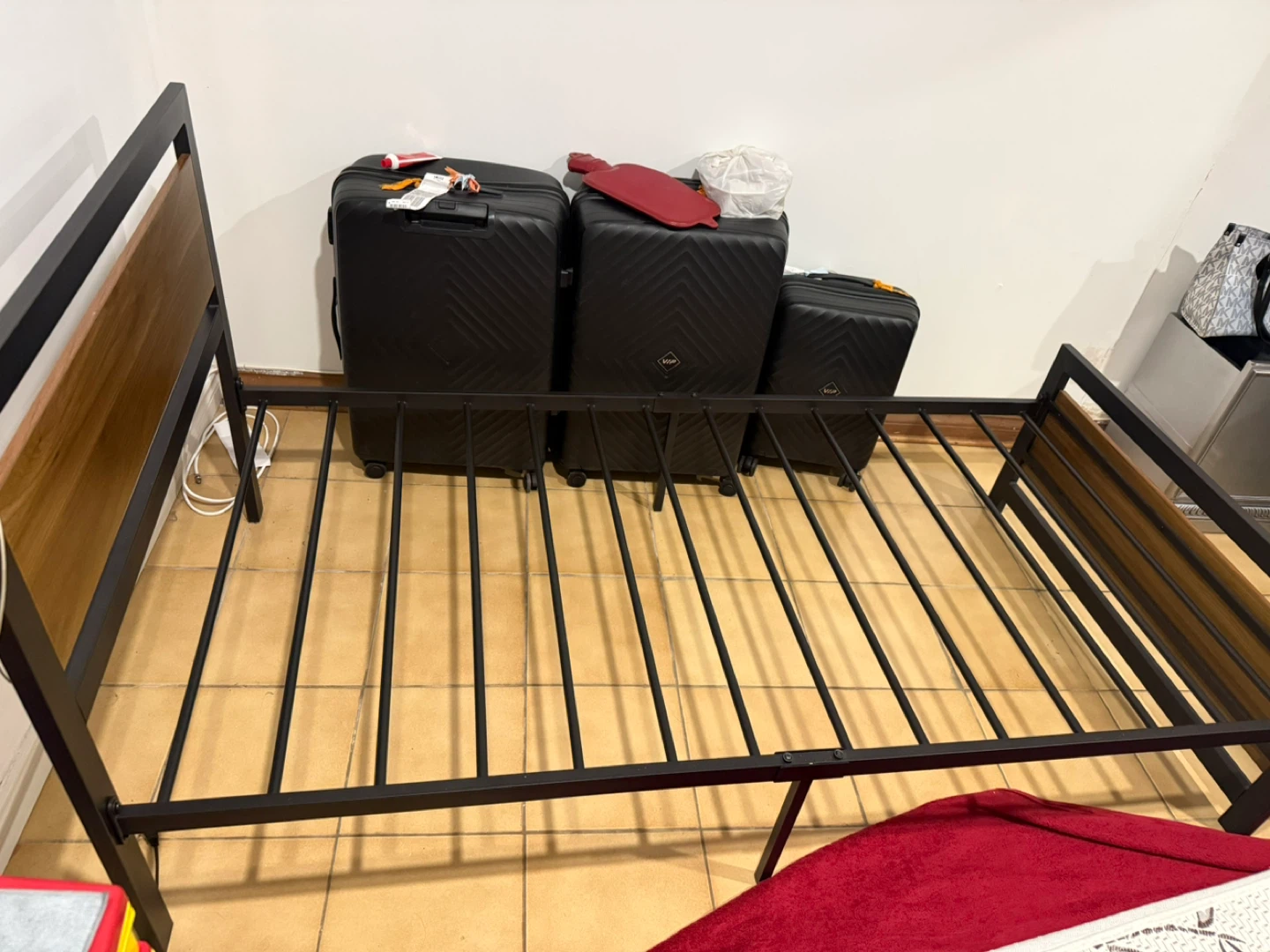 🛏️ Metal Bed Frame – Strong, Stable & Like New - photo 3