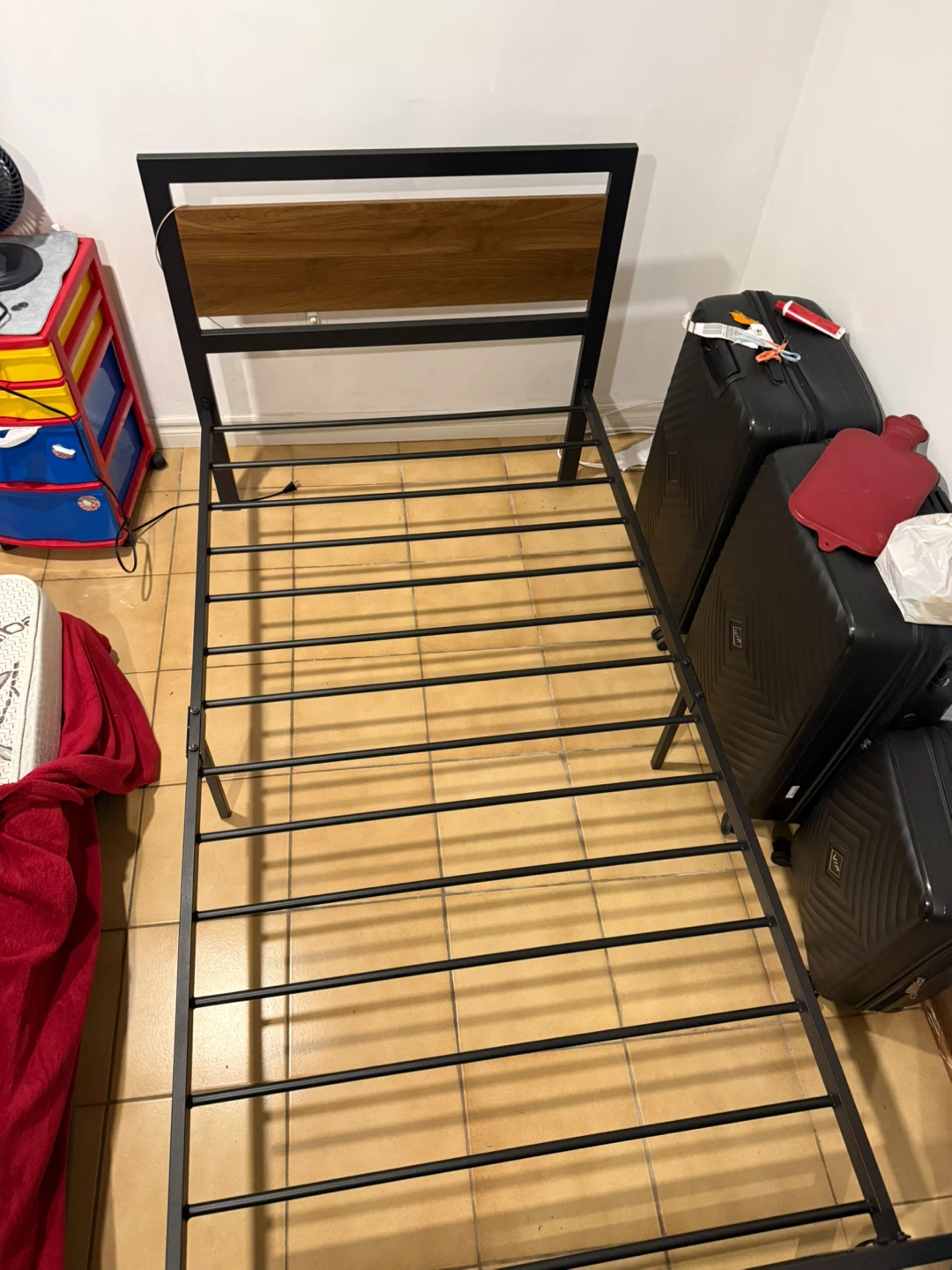 🛏️ Metal Bed Frame – Strong, Stable & Like New