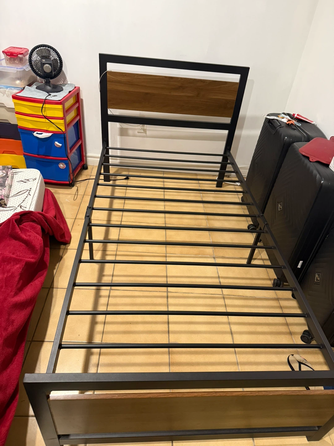 🛏️ Metal Bed Frame – Strong, Stable & Like New - photo 2