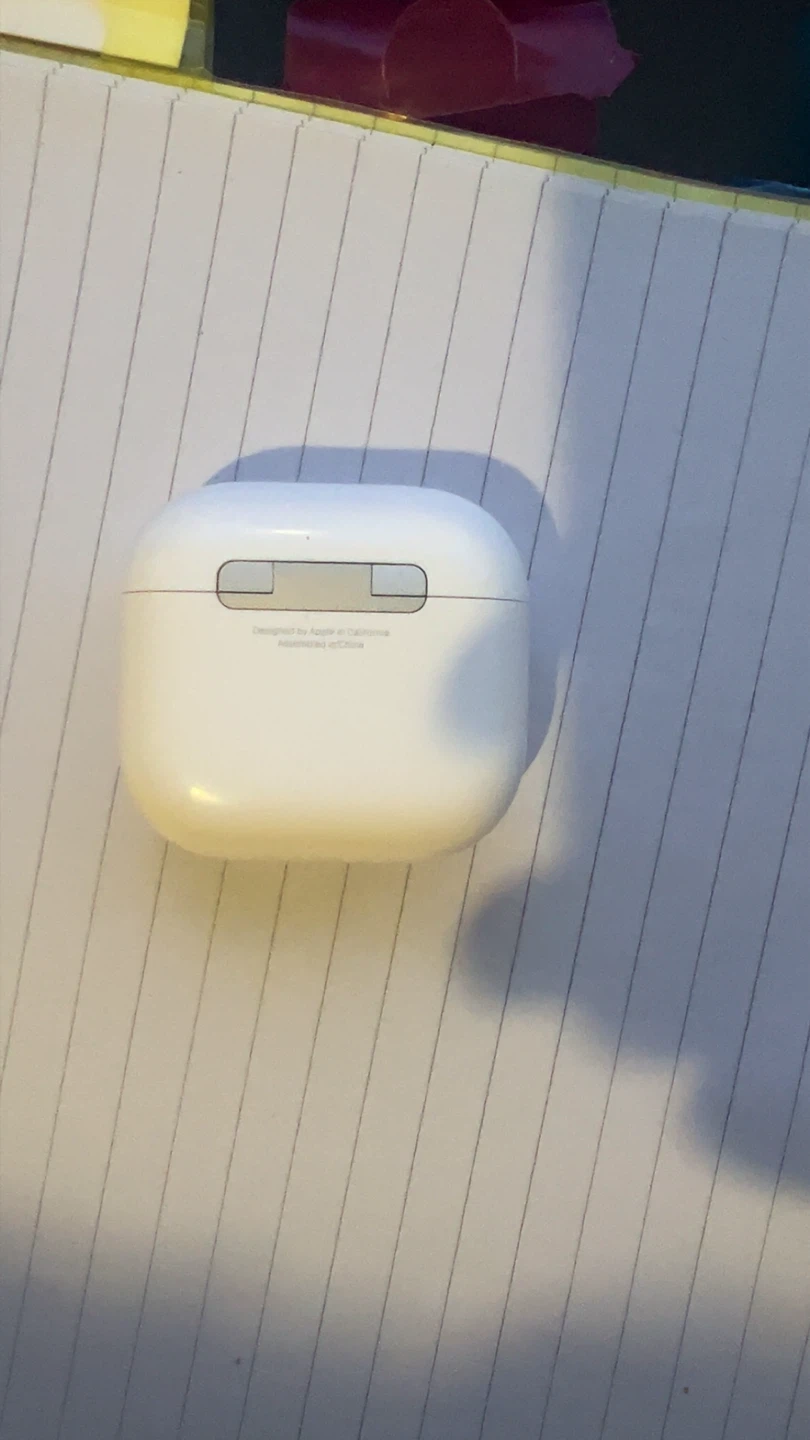 Apple AirPods 4 Charging Case - photo 4