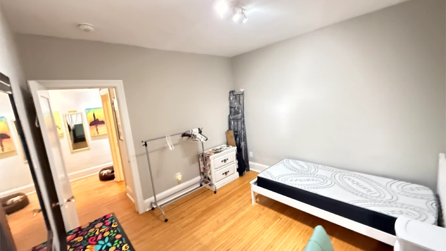furnished room immediate occupancy all included + parking - photo 2