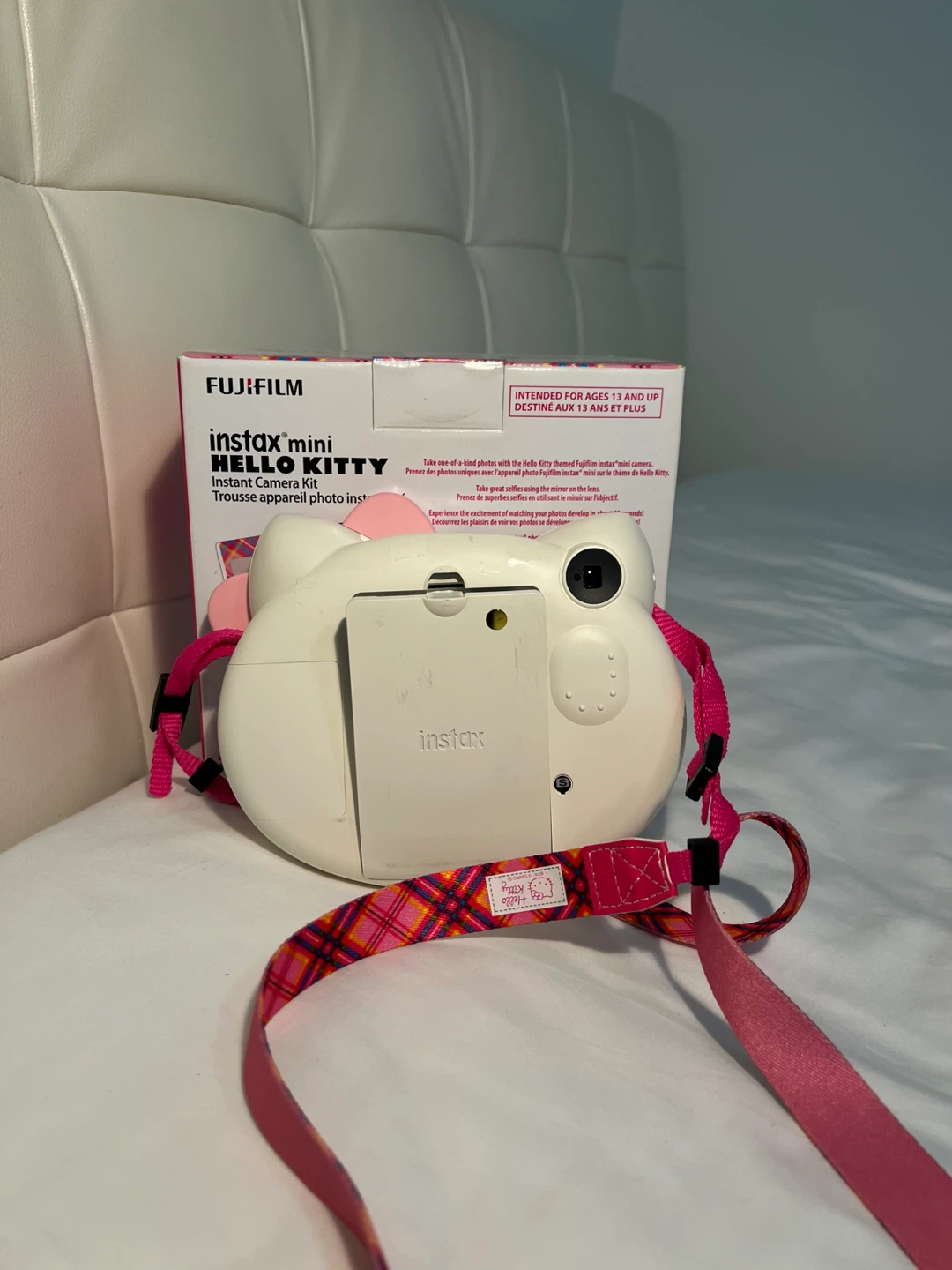 COLLECTIBLE: Fujifilm Instax Hello Kitty Camera - photo 2