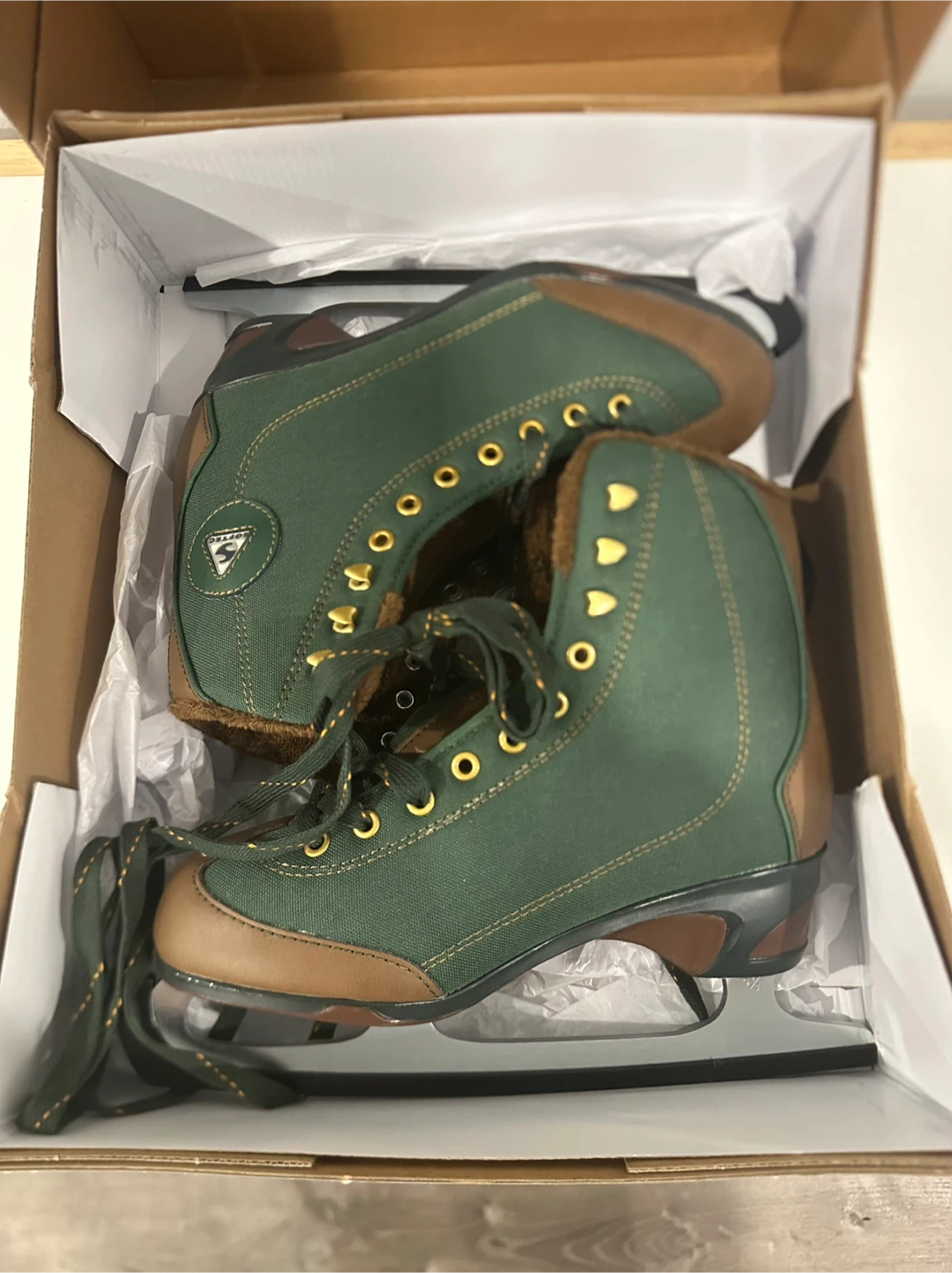 NEW Women's Figure Skates- Size 6