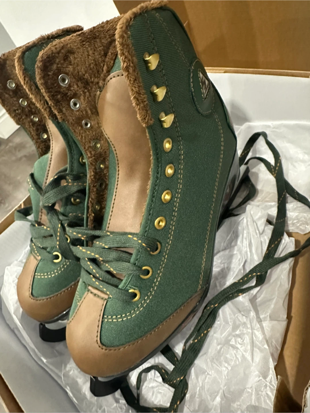 NEW Women's Figure Skates- Size 6 - photo 2