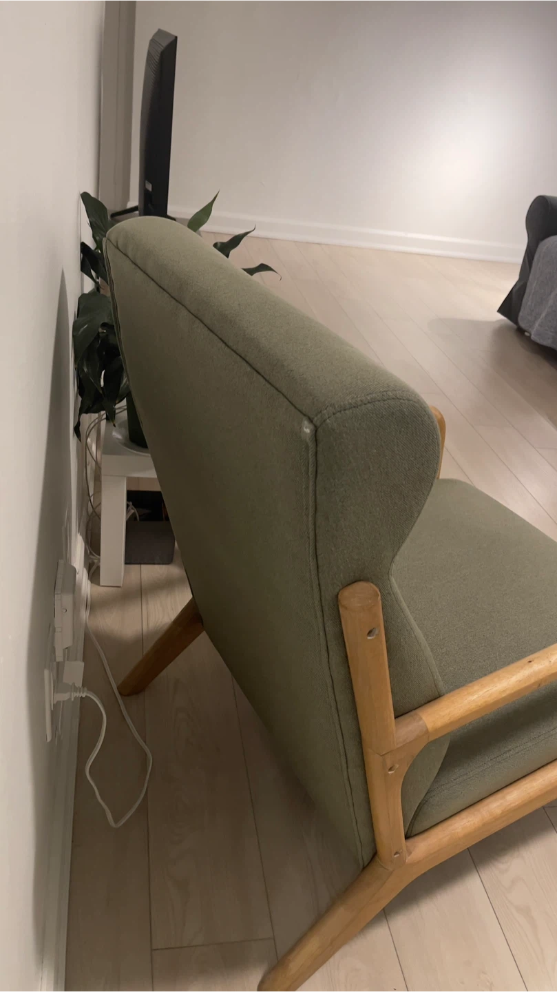 Excellent Quality Accent Chair with a Pillow - photo 4
