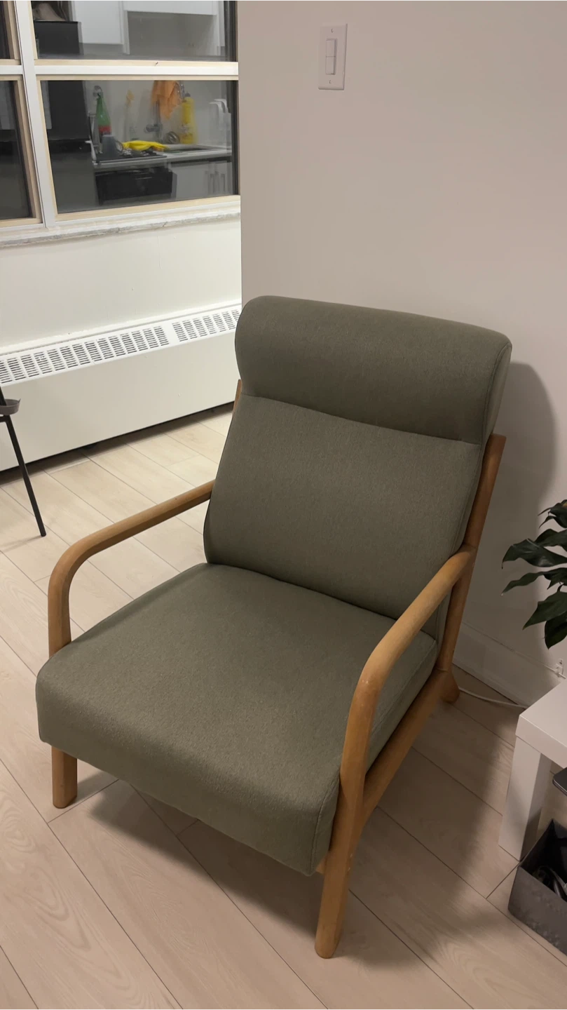 Excellent Quality Accent Chair with a Pillow - photo 3