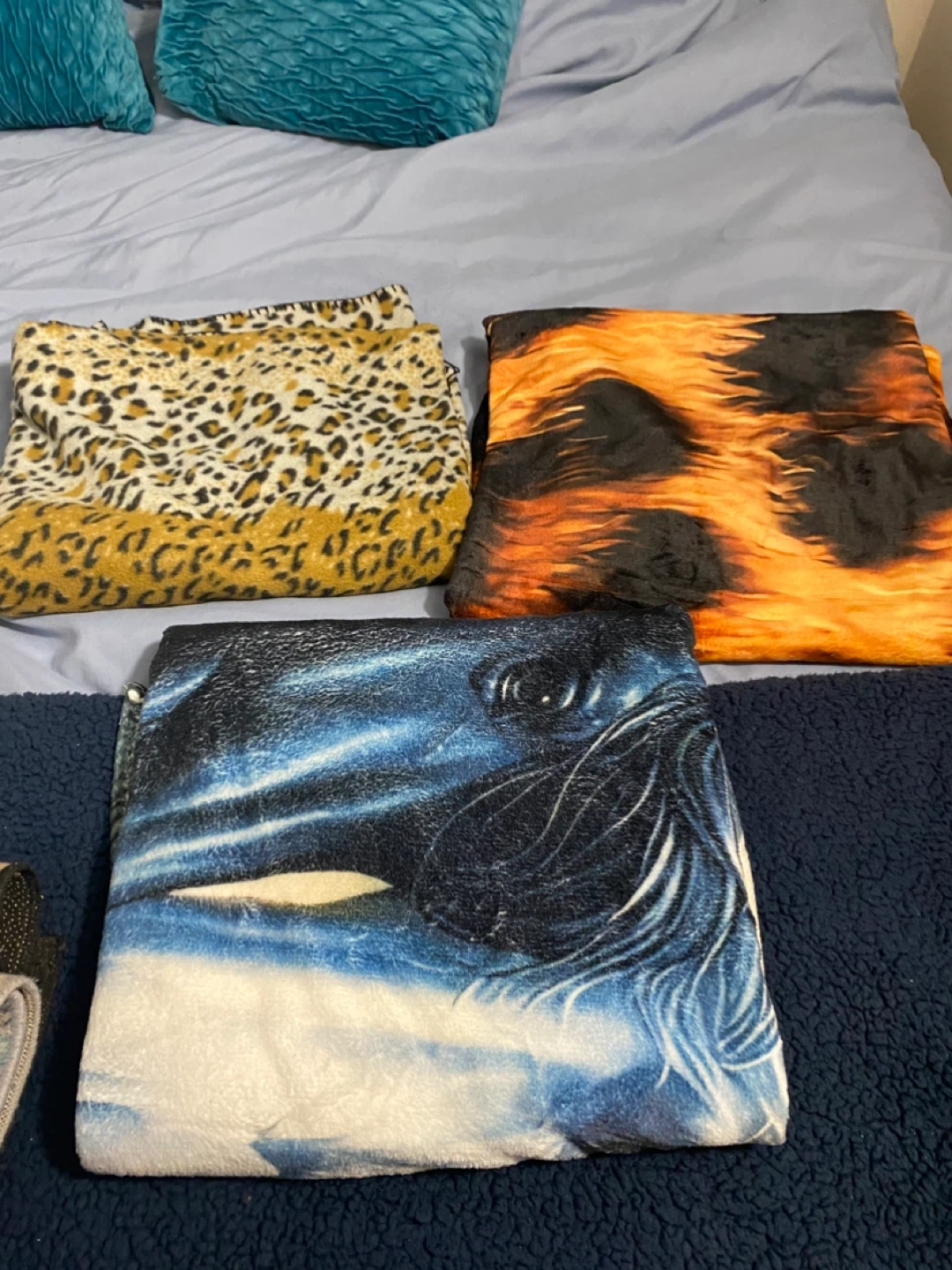 Bundle of 3 throw Blankets and a bed cooling blanket - photo 2