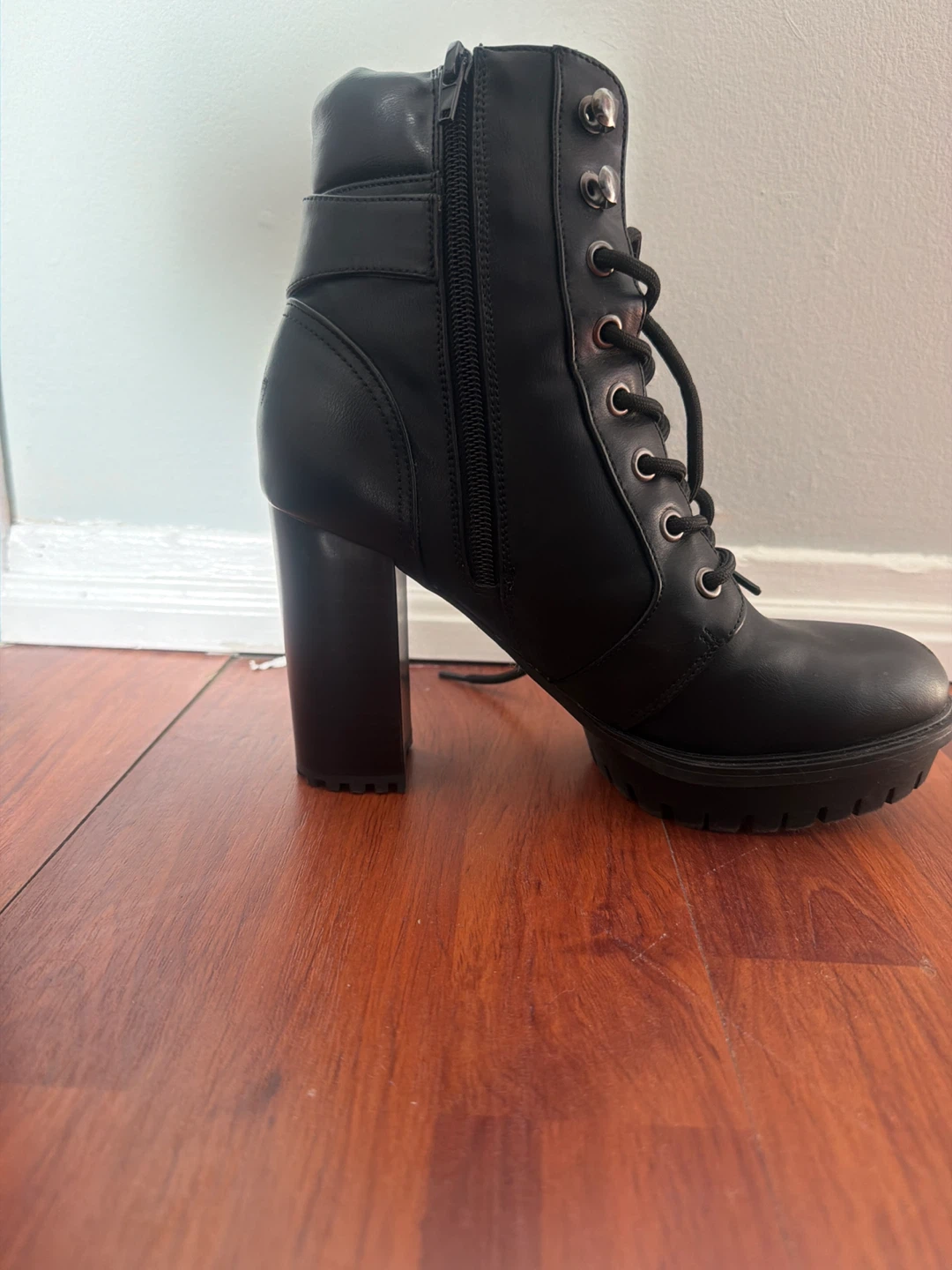 GUESS Black Faux Leather Lace-Up Chunky Heel Boots - Size 7.5M - photo 3