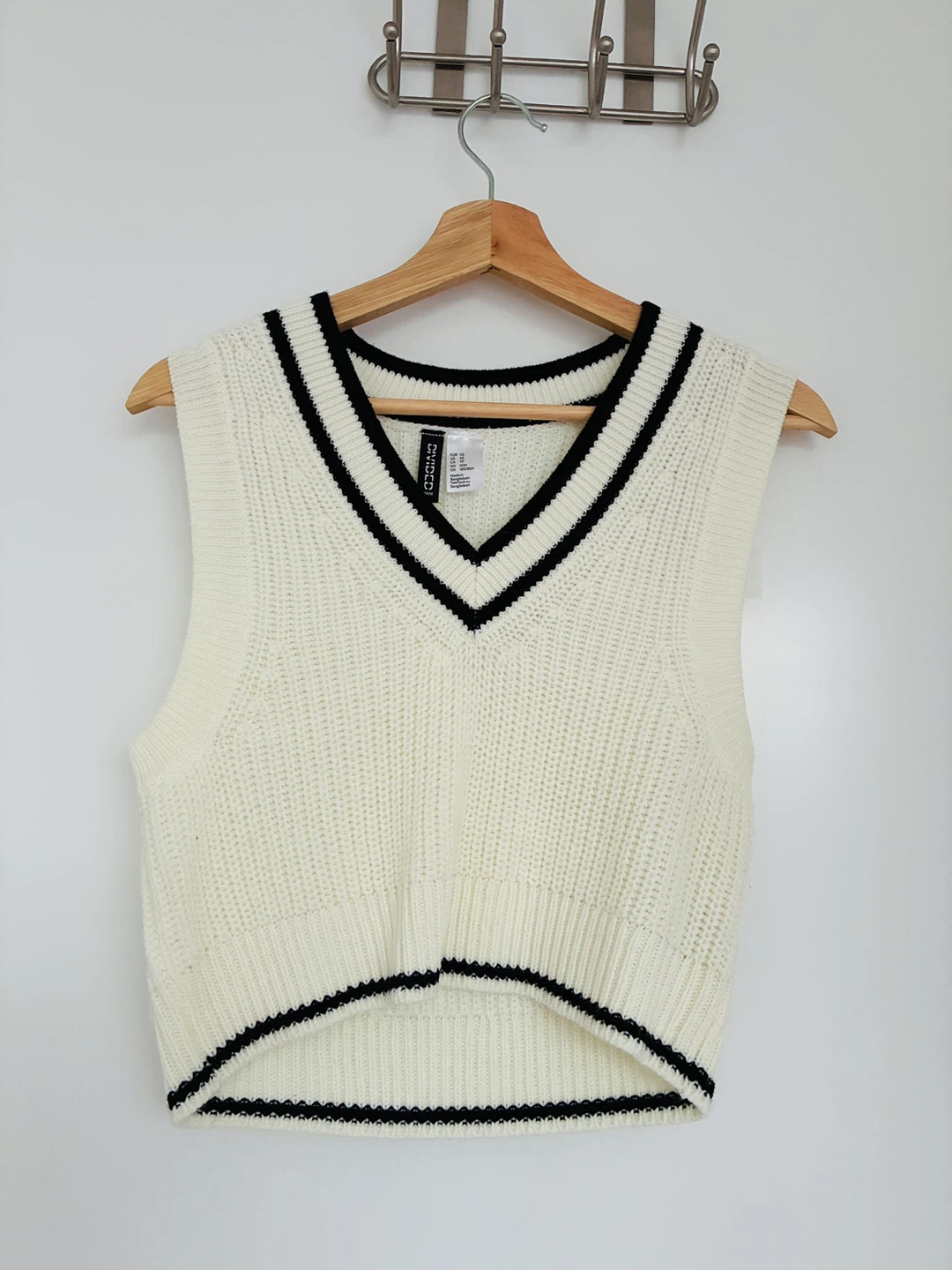DIVIDED H&M Cream V-Neck Sweater Vest - XS