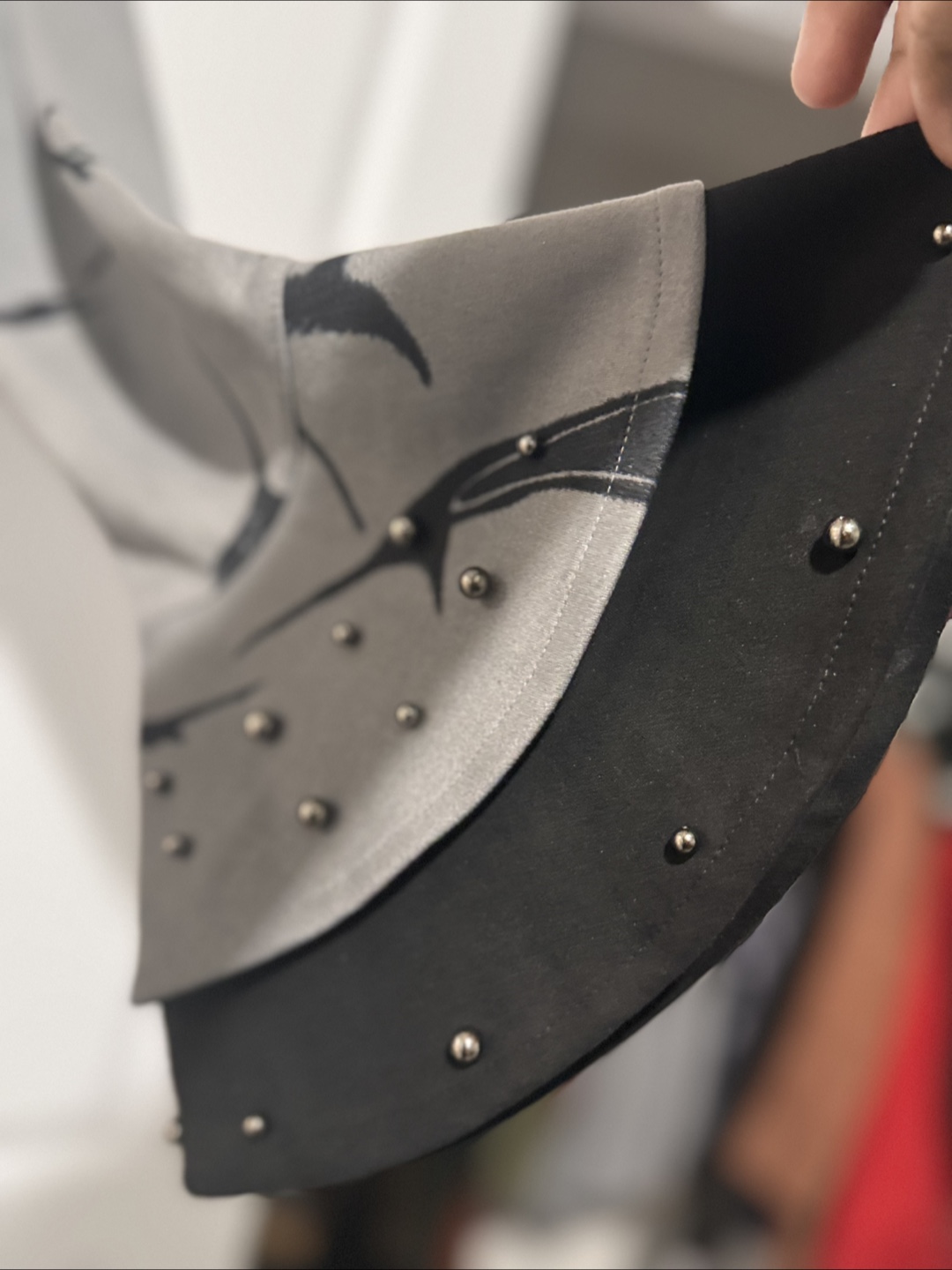 Grey long coat with black pattern and studs - photo 4