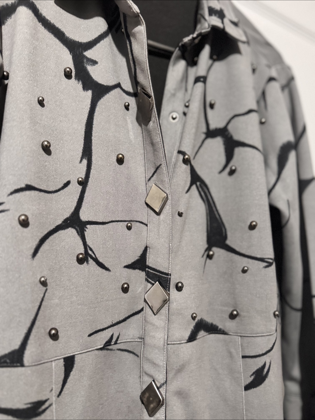 Grey long coat with black pattern and studs - photo 3
