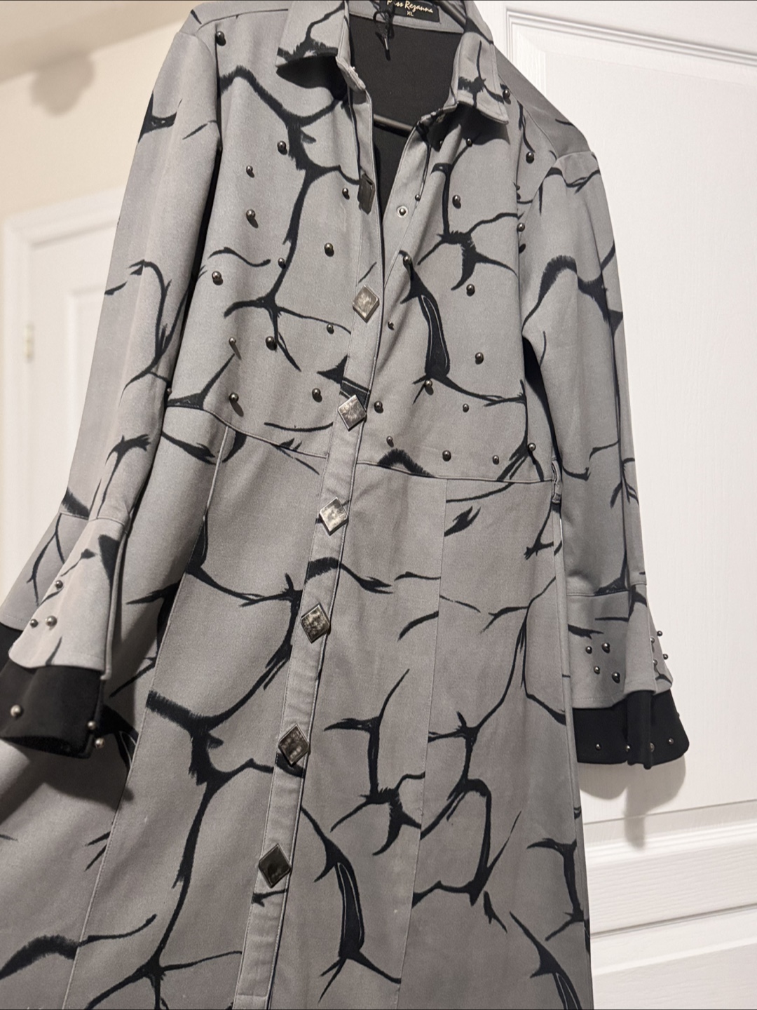 Grey long coat with black pattern and studs - photo 5