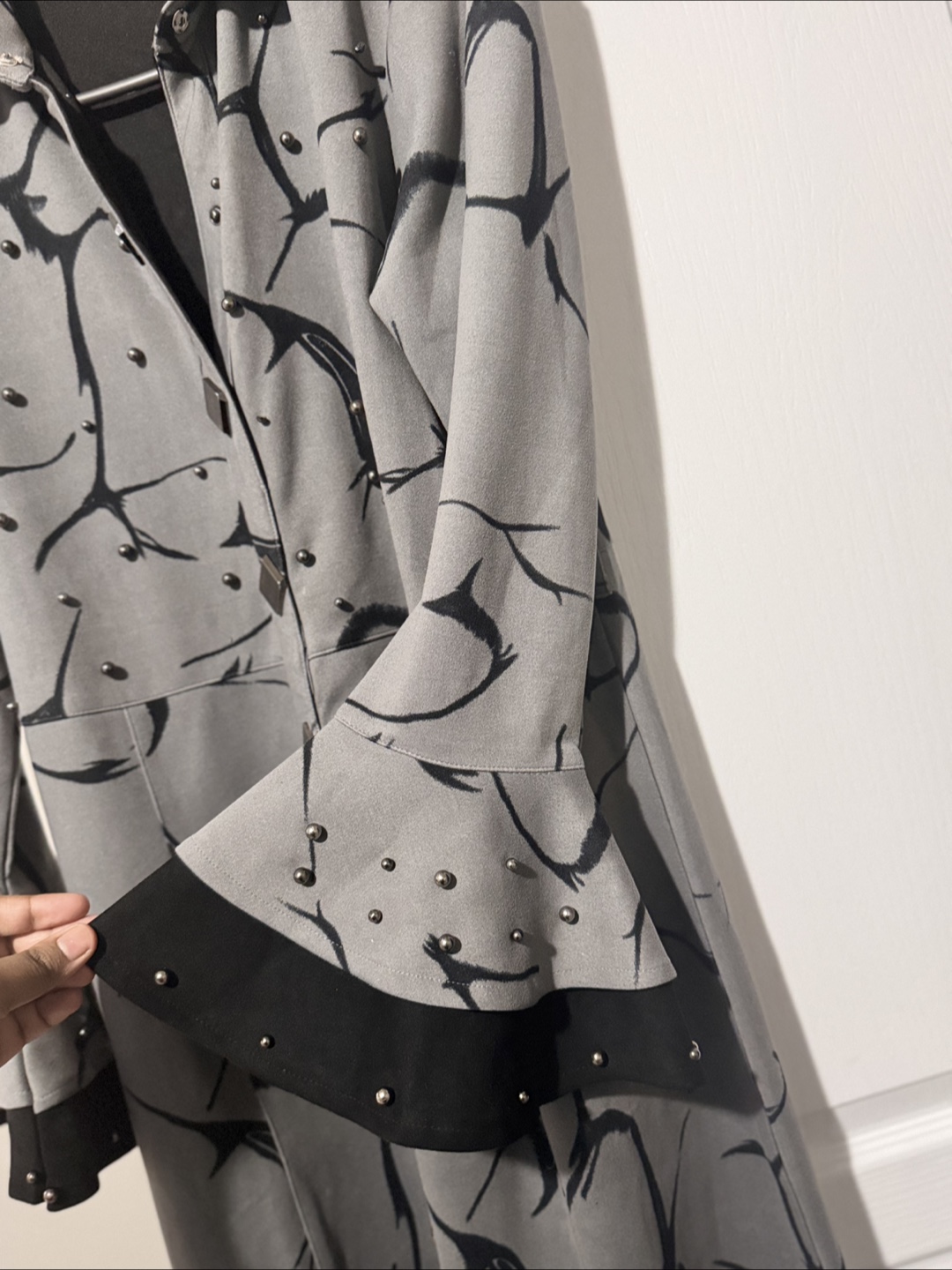 Grey long coat with black pattern and studs - photo 2