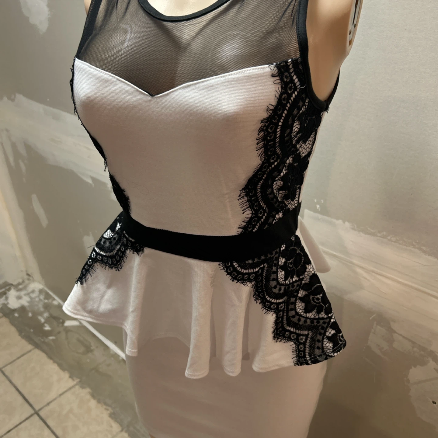 Women's White & Black Lace Peplum Dress - Medium - photo 4