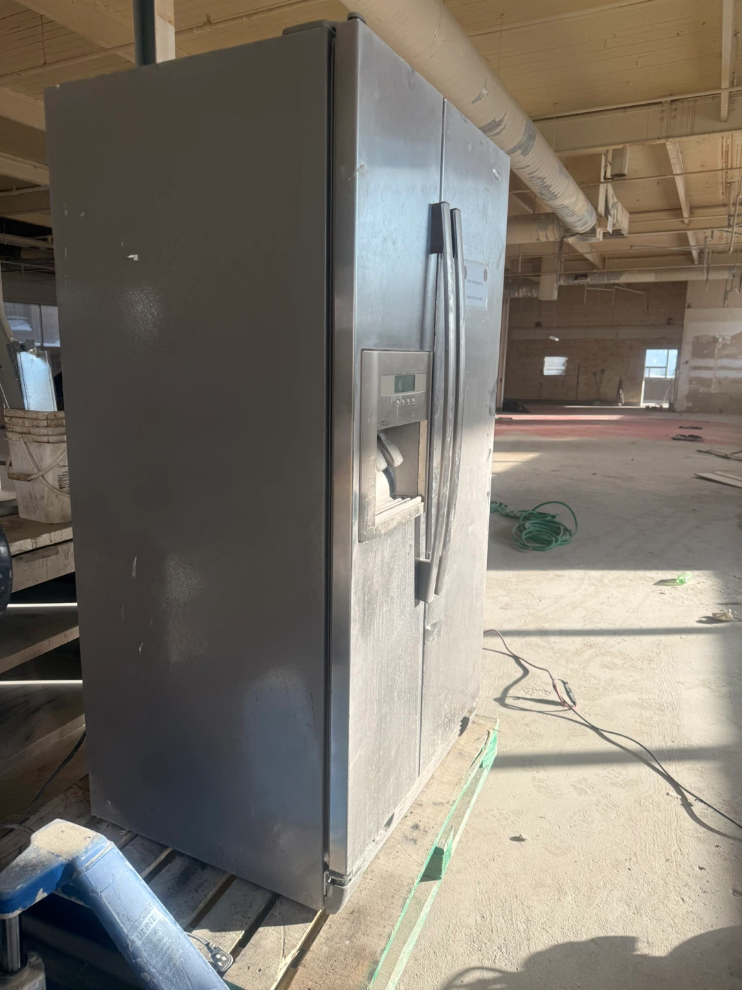 GE Side-by-Side Refrigerator with Water and Ice Dispenser - photo 2