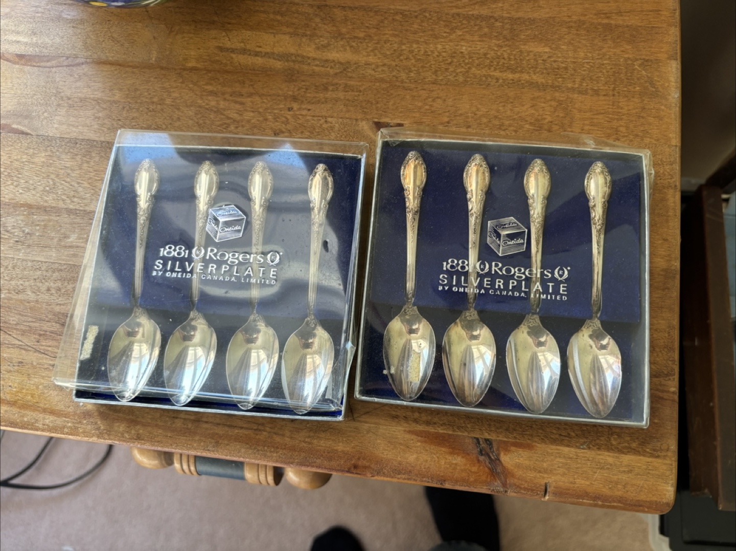 1847 Rogers Bros Silverplate Cutlery Set - photo 2