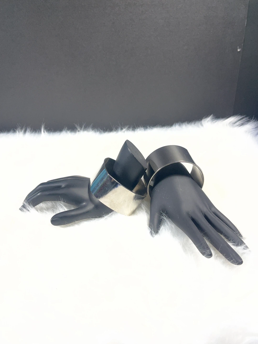 Set of 2 Silver Tone Metal Cuff Bangles - photo 4