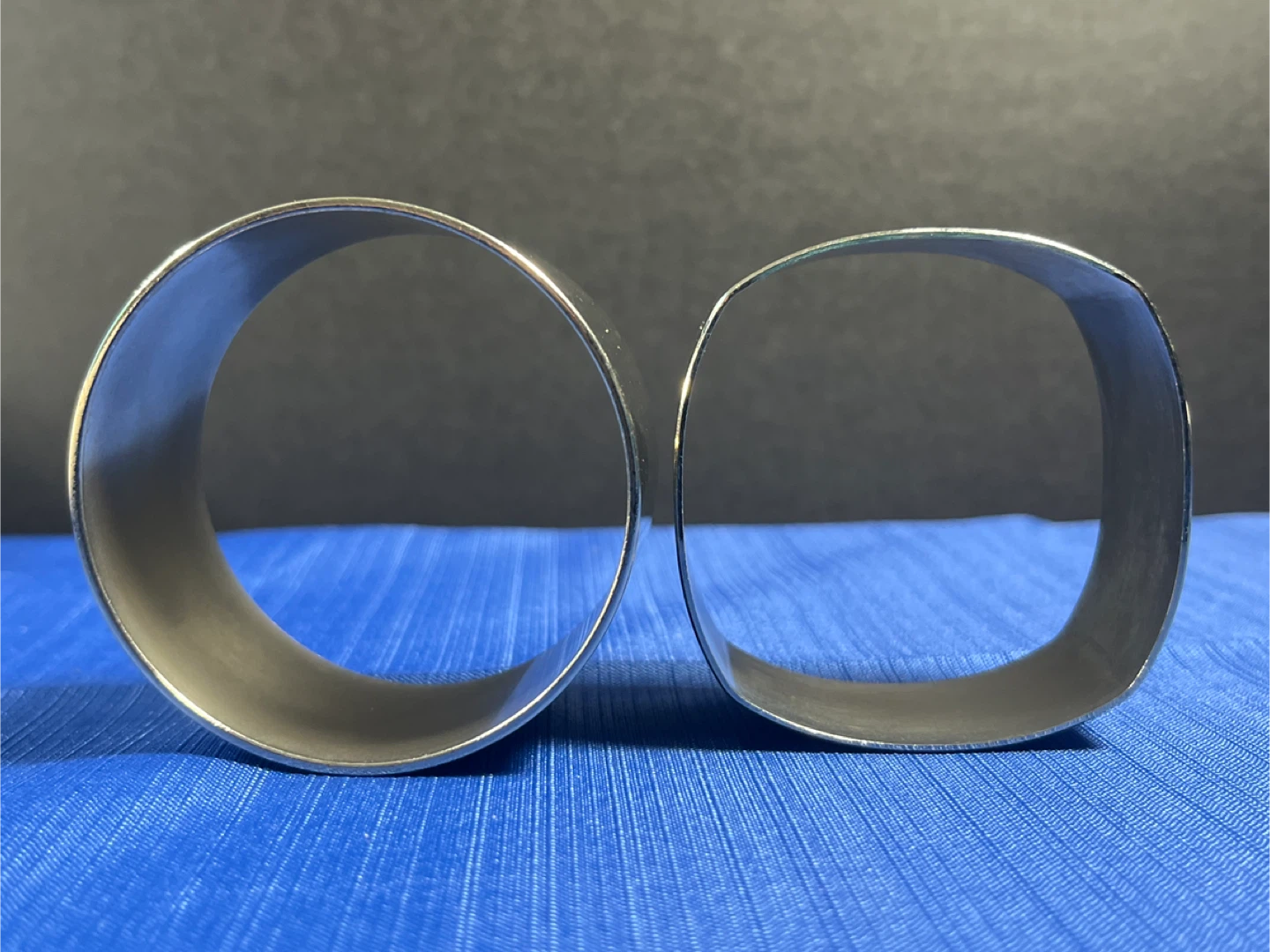 Set of 2 Silver Tone Metal Cuff Bangles - photo 2