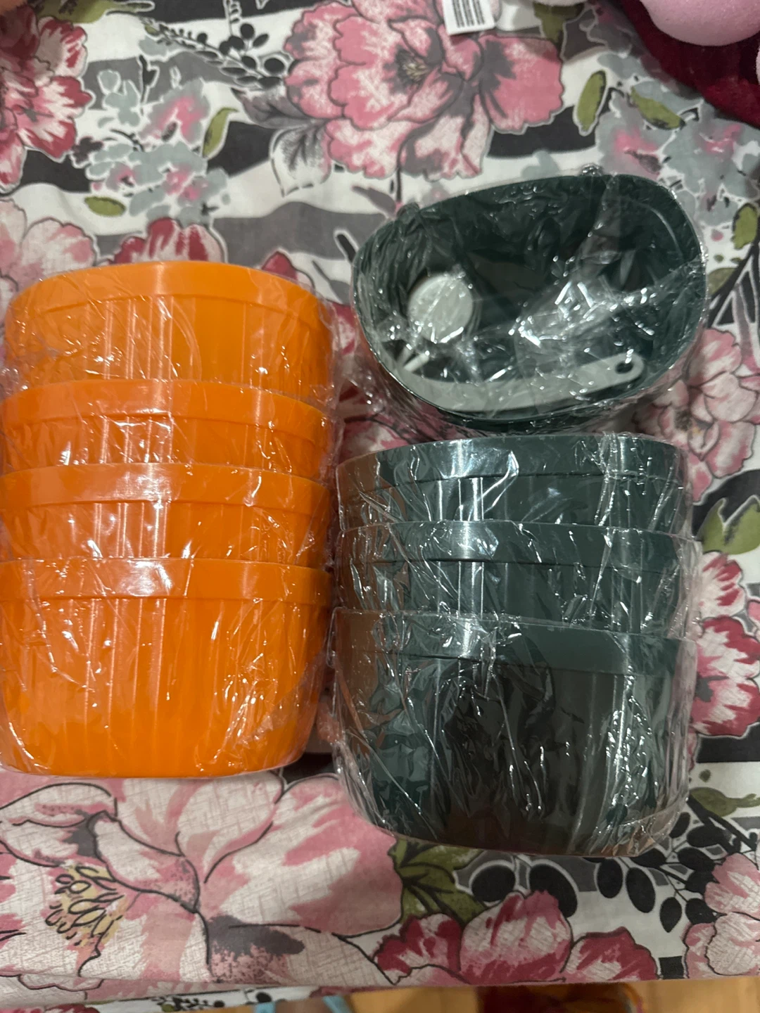 Set of 8 wall hanging baskets - Orange and Green