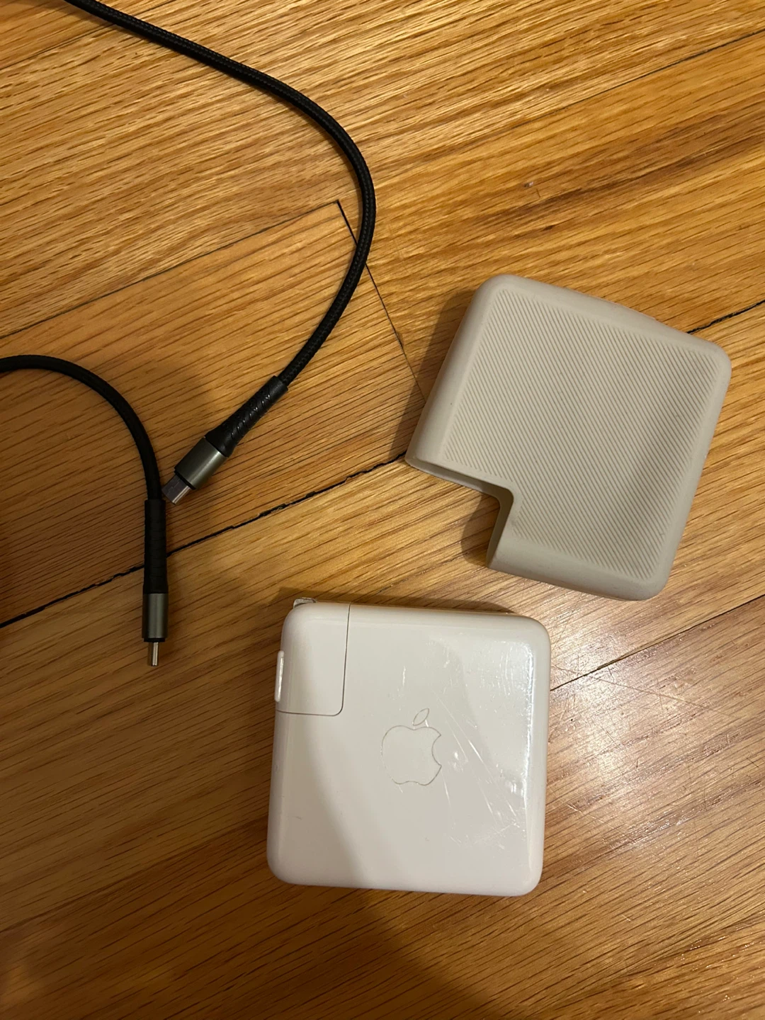Apple 61W USB-C Power Adapter - photo 2