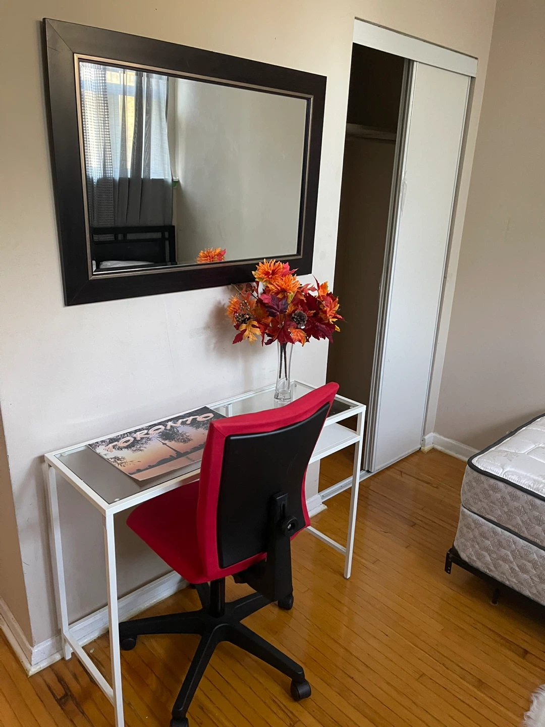 Beautiful/high ceiling room sublet rental - photo 2