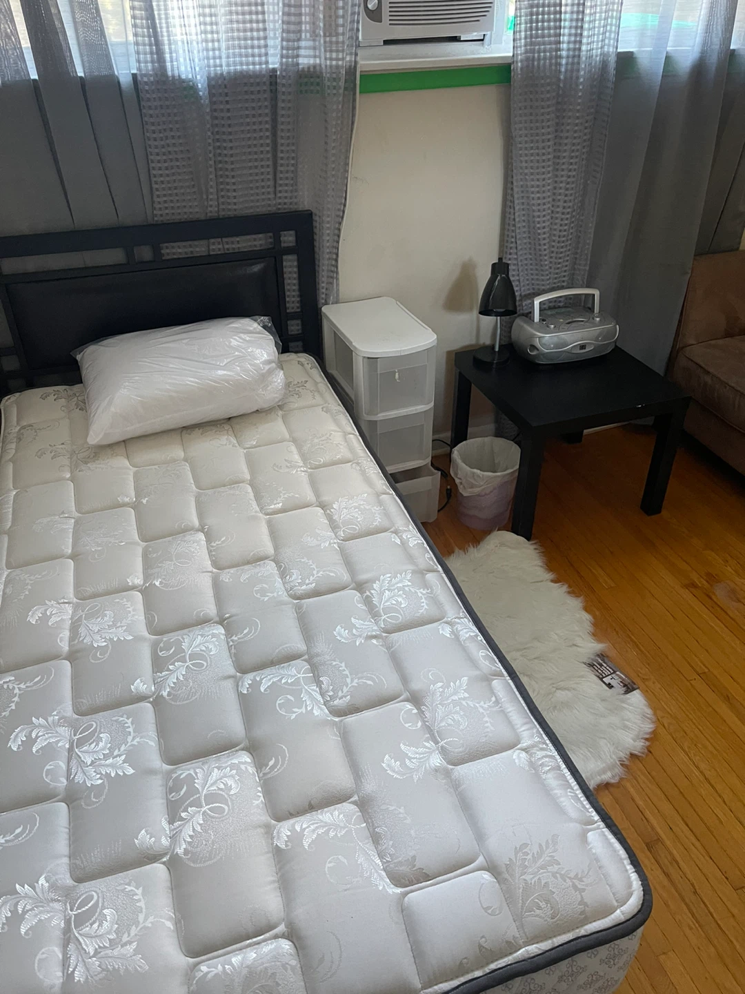 Beautiful/high ceiling room sublet rental - photo 3