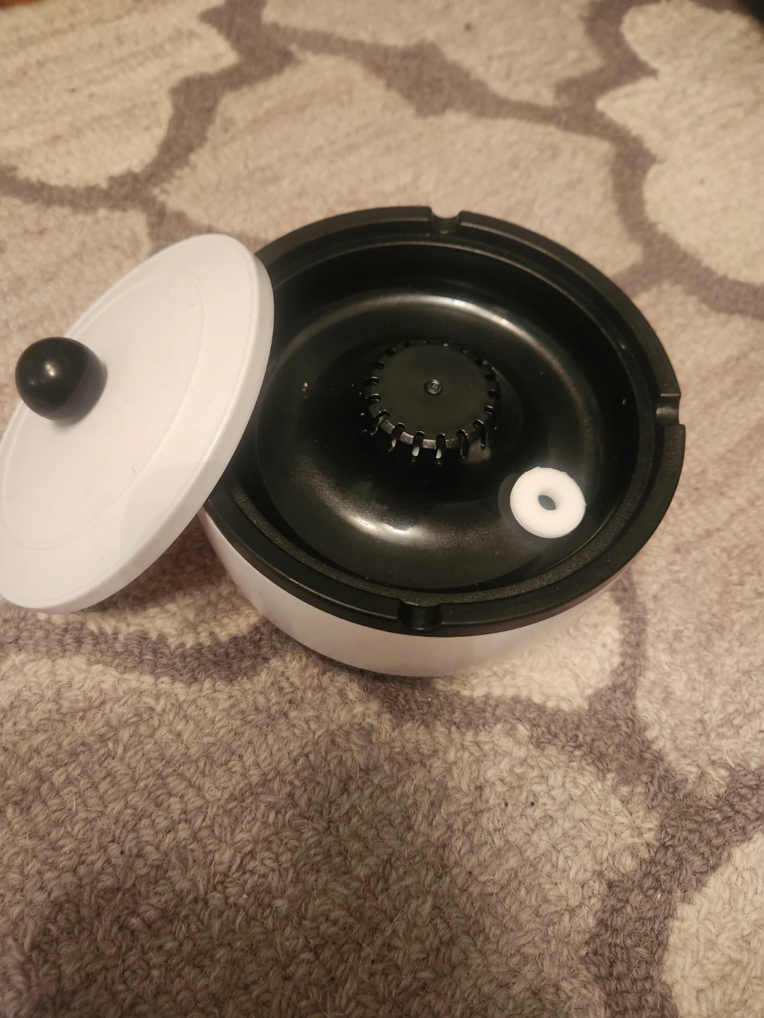 White smokeless Ashtray with Lid