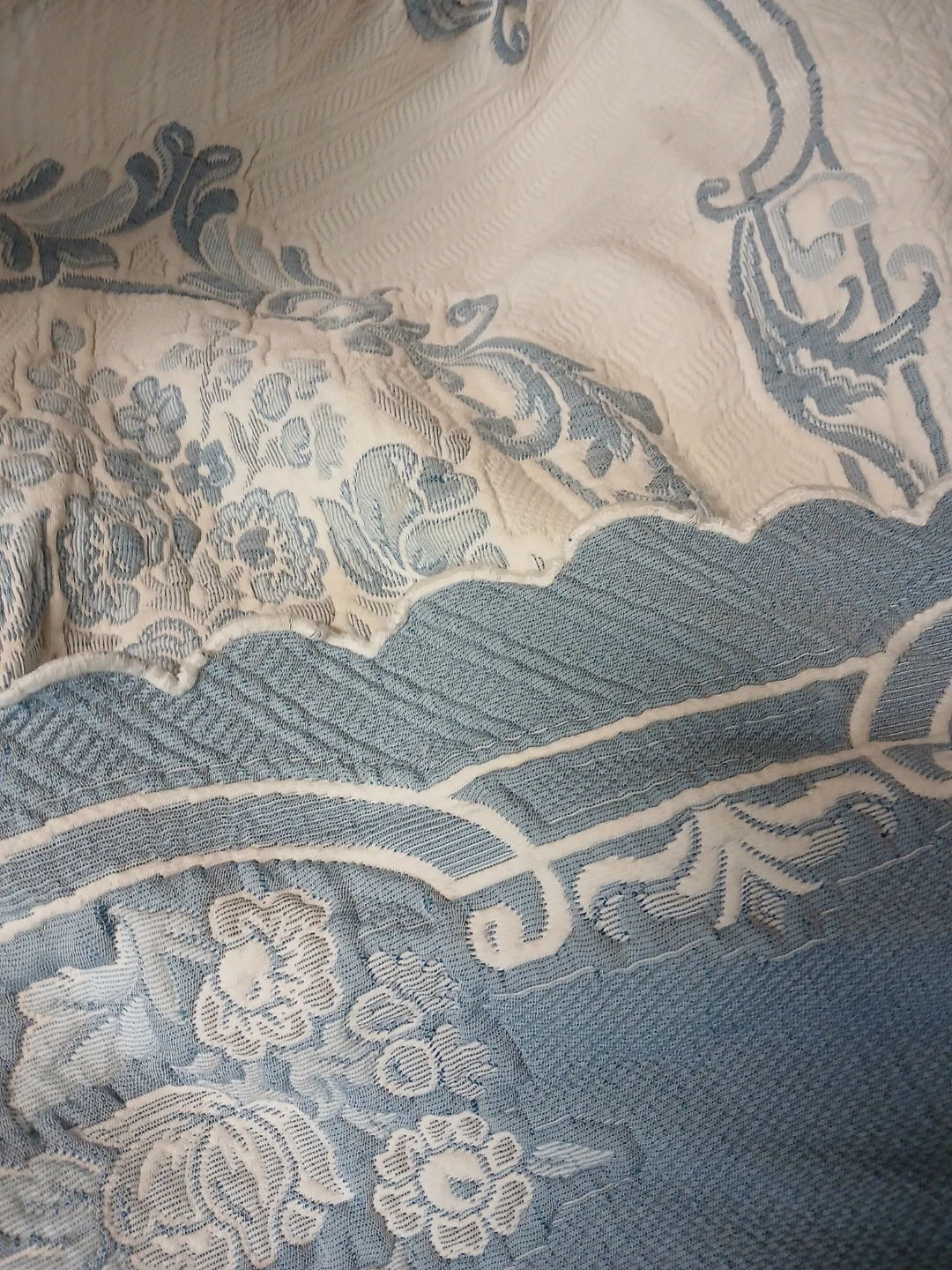 Blue & White Floral Bedspread - photo 4