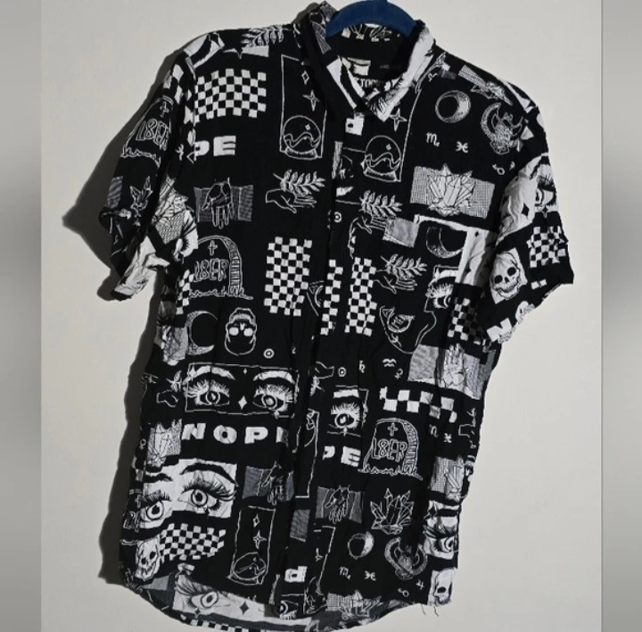 Hot Topic Graphic Print Shirt - Size M - photo 2