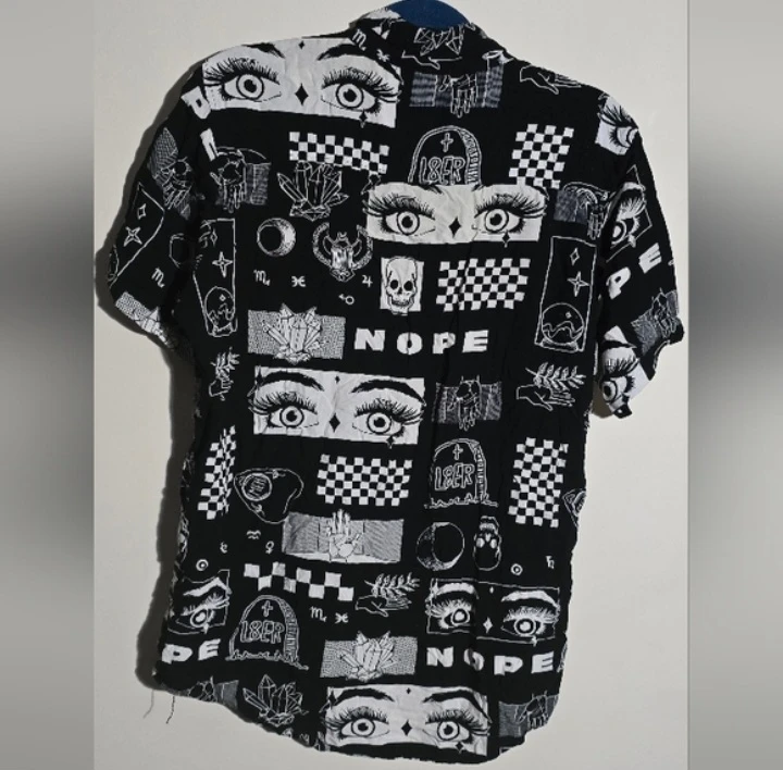 Hot Topic Graphic Print Shirt - Size M - photo 3